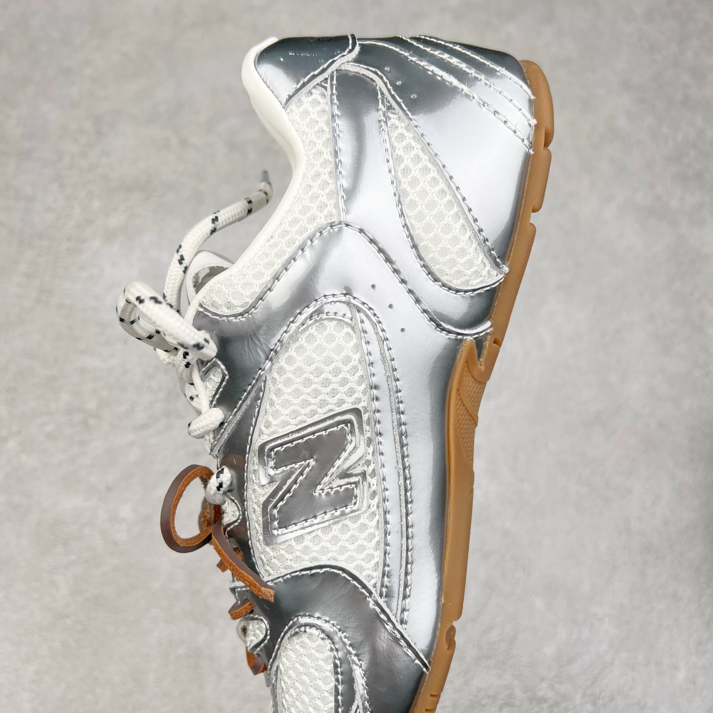 图片[7]-＃莞产 Miumiu x New Balance NB530 新百伦缪缪联名款复古运动鞋 全套原楦原纸板原厂数据开发 原厂三文治网纱 原装进口羊皮加羊反绒正确绒感卡色 正确中底拉帮中底纸板满印细节 冲裁组合 匠心打造 耗时两个月开发完成 工艺极其复杂难度可想而知 新开独立私模大底 全网唯一正确私模大底 高端零售专供产物 这双变奏版本的530 SL 有着抢眼的双鞋带系统 以撞色的拼接感带出不同以往的风格 同时透过网眼面料与麂皮呈现复古质地 除了极为受到欢迎的棕色调之外 还推出了轻盈的裸白色系 而双方的联名徽标则展现在鞋舌以及内里衬底之上 搭配棉质和皮革的双重鞋带设计呈现出不俗的质感 此番的一大亮点就是将原来的ABZORB 鞋底更换为超薄外底 诠释Y2K风造型 鞋舌上的\\\”Miu Miu\\\”和\\\”NB\\\”Logo彰显联名身份 整双鞋带来浓浓的复古氛围 尺码：36 37 37.5 38 38.5 39.5 40 40.5 41.5 42 42.5 43 44 44.5 45-选品中心