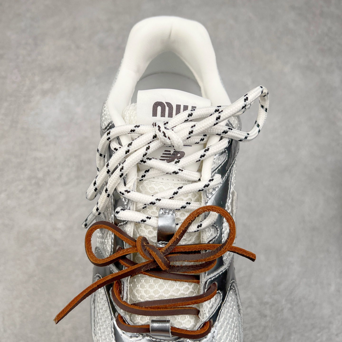 图片[5]-＃莞产 Miumiu x New Balance NB530 新百伦缪缪联名款复古运动鞋 全套原楦原纸板原厂数据开发 原厂三文治网纱 原装进口羊皮加羊反绒正确绒感卡色 正确中底拉帮中底纸板满印细节 冲裁组合 匠心打造 耗时两个月开发完成 工艺极其复杂难度可想而知 新开独立私模大底 全网唯一正确私模大底 高端零售专供产物 这双变奏版本的530 SL 有着抢眼的双鞋带系统 以撞色的拼接感带出不同以往的风格 同时透过网眼面料与麂皮呈现复古质地 除了极为受到欢迎的棕色调之外 还推出了轻盈的裸白色系 而双方的联名徽标则展现在鞋舌以及内里衬底之上 搭配棉质和皮革的双重鞋带设计呈现出不俗的质感 此番的一大亮点就是将原来的ABZORB 鞋底更换为超薄外底 诠释Y2K风造型 鞋舌上的\\\”Miu Miu\\\”和\\\”NB\\\”Logo彰显联名身份 整双鞋带来浓浓的复古氛围 尺码：36 37 37.5 38 38.5 39.5 40 40.5 41.5 42 42.5 43 44 44.5 45-选品中心