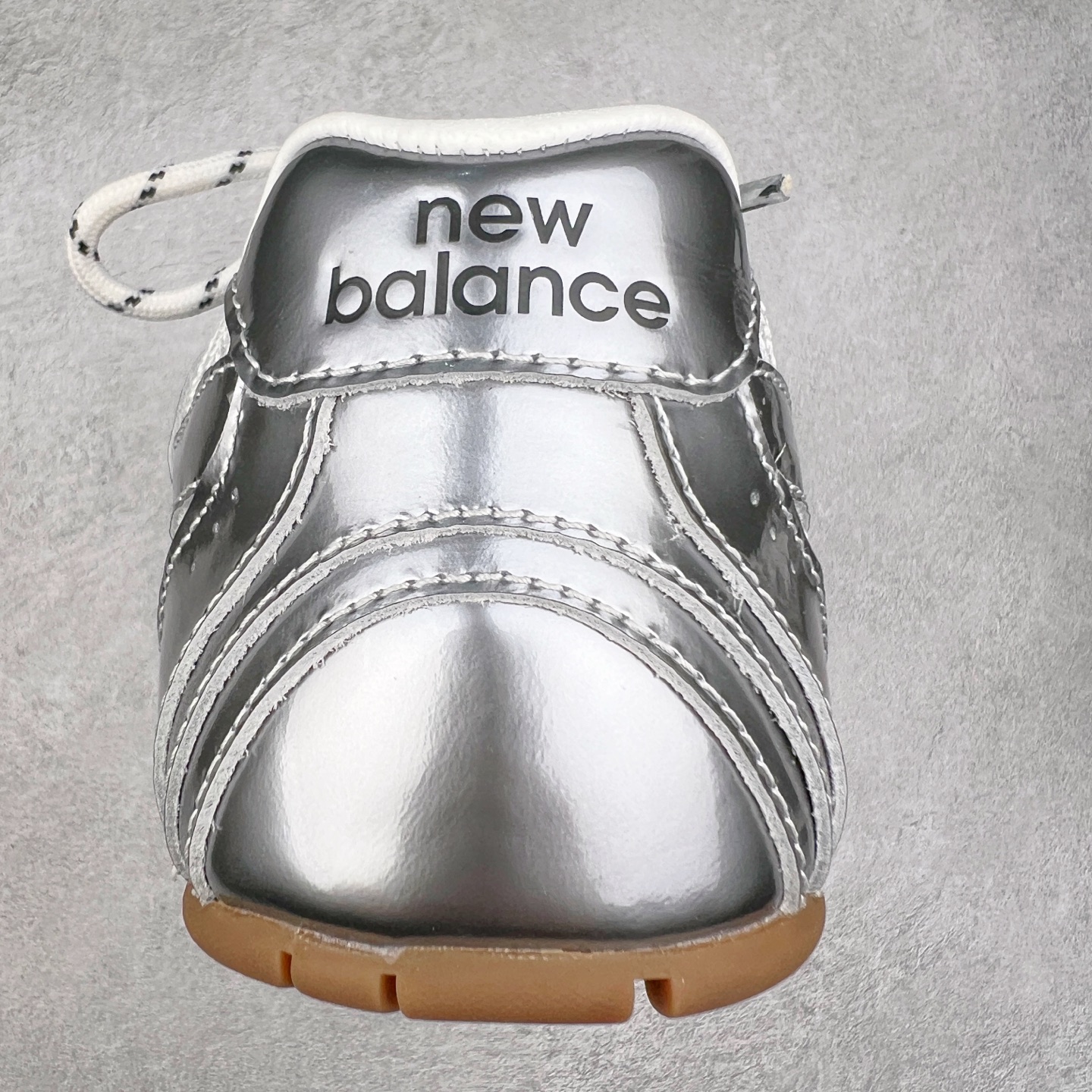 图片[8]-＃莞产 Miumiu x New Balance NB530 新百伦缪缪联名款复古运动鞋 全套原楦原纸板原厂数据开发 原厂三文治网纱 原装进口羊皮加羊反绒正确绒感卡色 正确中底拉帮中底纸板满印细节 冲裁组合 匠心打造 耗时两个月开发完成 工艺极其复杂难度可想而知 新开独立私模大底 全网唯一正确私模大底 高端零售专供产物 这双变奏版本的530 SL 有着抢眼的双鞋带系统 以撞色的拼接感带出不同以往的风格 同时透过网眼面料与麂皮呈现复古质地 除了极为受到欢迎的棕色调之外 还推出了轻盈的裸白色系 而双方的联名徽标则展现在鞋舌以及内里衬底之上 搭配棉质和皮革的双重鞋带设计呈现出不俗的质感 此番的一大亮点就是将原来的ABZORB 鞋底更换为超薄外底 诠释Y2K风造型 鞋舌上的\\\”Miu Miu\\\”和\\\”NB\\\”Logo彰显联名身份 整双鞋带来浓浓的复古氛围 尺码：36 37 37.5 38 38.5 39.5 40 40.5 41.5 42 42.5 43 44 44.5 45-选品中心