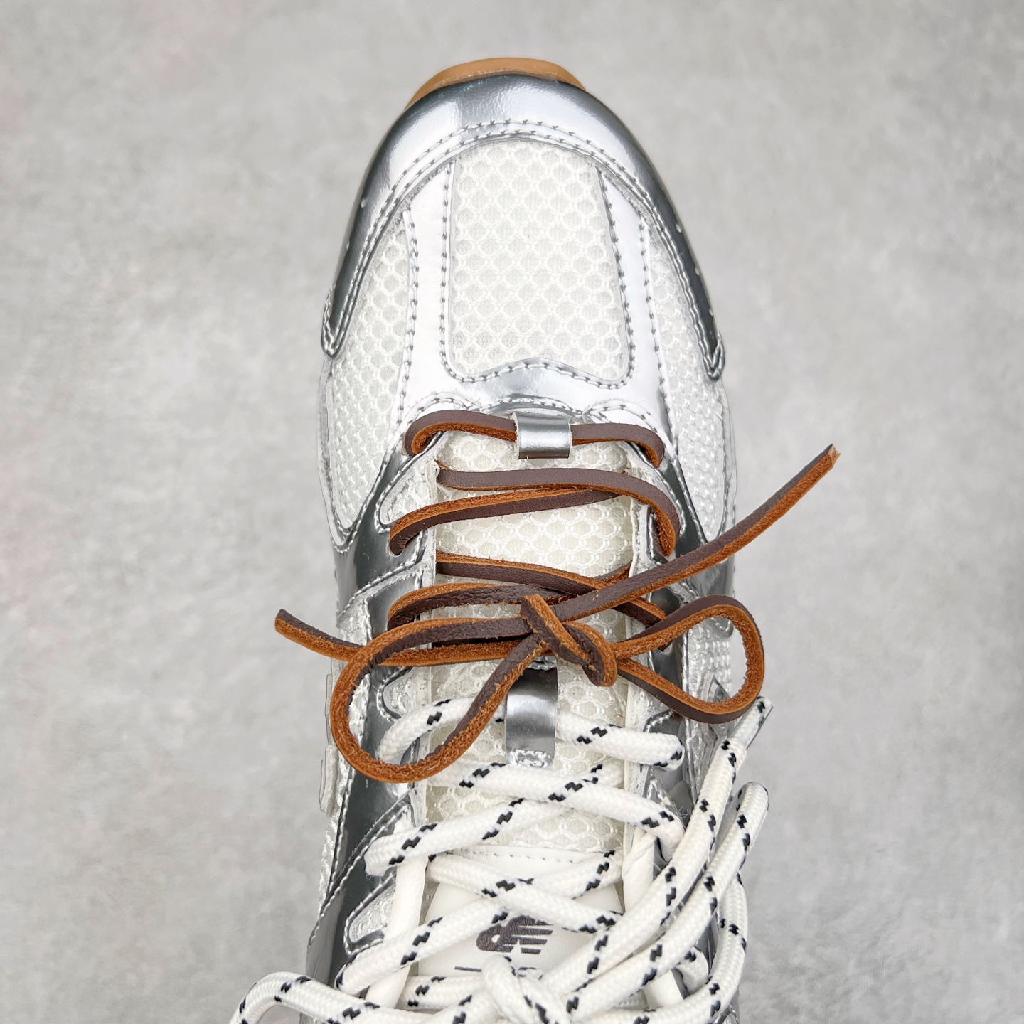 图片[4]-＃莞产 Miumiu x New Balance NB530 新百伦缪缪联名款复古运动鞋 全套原楦原纸板原厂数据开发 原厂三文治网纱 原装进口羊皮加羊反绒正确绒感卡色 正确中底拉帮中底纸板满印细节 冲裁组合 匠心打造 耗时两个月开发完成 工艺极其复杂难度可想而知 新开独立私模大底 全网唯一正确私模大底 高端零售专供产物 这双变奏版本的530 SL 有着抢眼的双鞋带系统 以撞色的拼接感带出不同以往的风格 同时透过网眼面料与麂皮呈现复古质地 除了极为受到欢迎的棕色调之外 还推出了轻盈的裸白色系 而双方的联名徽标则展现在鞋舌以及内里衬底之上 搭配棉质和皮革的双重鞋带设计呈现出不俗的质感 此番的一大亮点就是将原来的ABZORB 鞋底更换为超薄外底 诠释Y2K风造型 鞋舌上的\\\”Miu Miu\\\”和\\\”NB\\\”Logo彰显联名身份 整双鞋带来浓浓的复古氛围 尺码：36 37 37.5 38 38.5 39.5 40 40.5 41.5 42 42.5 43 44 44.5 45-选品中心