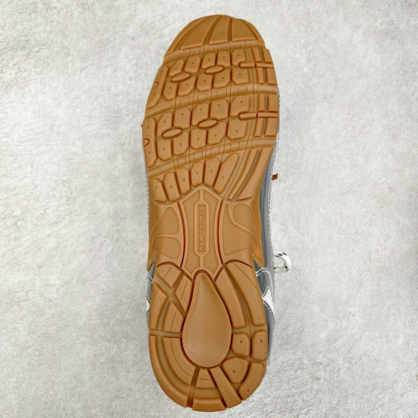 图片[9]-＃莞产 Miumiu x New Balance NB530 新百伦缪缪联名款复古运动鞋 全套原楦原纸板原厂数据开发 原厂三文治网纱 原装进口羊皮加羊反绒正确绒感卡色 正确中底拉帮中底纸板满印细节 冲裁组合 匠心打造 耗时两个月开发完成 工艺极其复杂难度可想而知 新开独立私模大底 全网唯一正确私模大底 高端零售专供产物 这双变奏版本的530 SL 有着抢眼的双鞋带系统 以撞色的拼接感带出不同以往的风格 同时透过网眼面料与麂皮呈现复古质地 除了极为受到欢迎的棕色调之外 还推出了轻盈的裸白色系 而双方的联名徽标则展现在鞋舌以及内里衬底之上 搭配棉质和皮革的双重鞋带设计呈现出不俗的质感 此番的一大亮点就是将原来的ABZORB 鞋底更换为超薄外底 诠释Y2K风造型 鞋舌上的\\\”Miu Miu\\\”和\\\”NB\\\”Logo彰显联名身份 整双鞋带来浓浓的复古氛围 尺码：36 37 37.5 38 38.5 39.5 40 40.5 41.5 42 42.5 43 44 44.5 45-选品中心