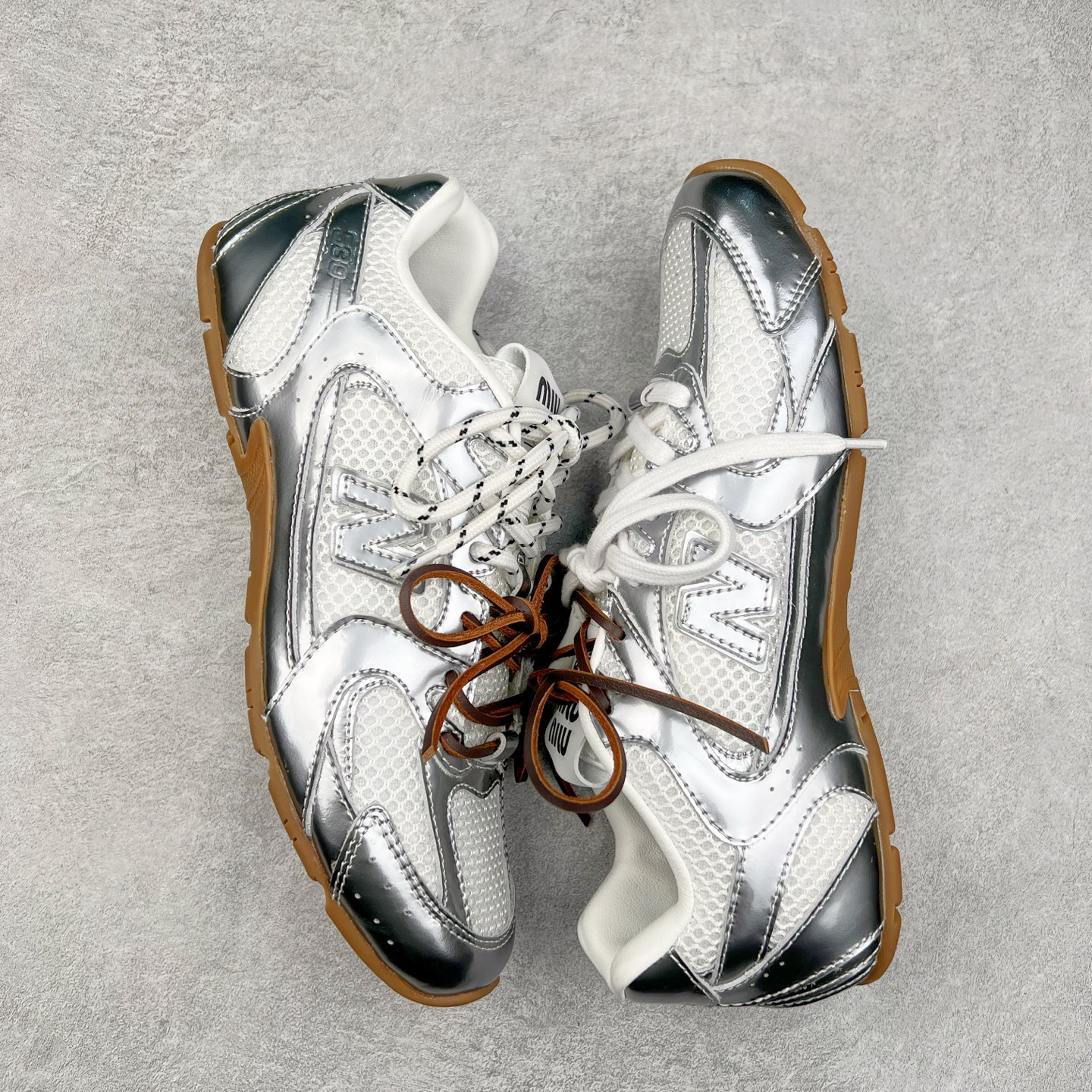 图片[3]-＃莞产 Miumiu x New Balance NB530 新百伦缪缪联名款复古运动鞋 全套原楦原纸板原厂数据开发 原厂三文治网纱 原装进口羊皮加羊反绒正确绒感卡色 正确中底拉帮中底纸板满印细节 冲裁组合 匠心打造 耗时两个月开发完成 工艺极其复杂难度可想而知 新开独立私模大底 全网唯一正确私模大底 高端零售专供产物 这双变奏版本的530 SL 有着抢眼的双鞋带系统 以撞色的拼接感带出不同以往的风格 同时透过网眼面料与麂皮呈现复古质地 除了极为受到欢迎的棕色调之外 还推出了轻盈的裸白色系 而双方的联名徽标则展现在鞋舌以及内里衬底之上 搭配棉质和皮革的双重鞋带设计呈现出不俗的质感 此番的一大亮点就是将原来的ABZORB 鞋底更换为超薄外底 诠释Y2K风造型 鞋舌上的\\\”Miu Miu\\\”和\\\”NB\\\”Logo彰显联名身份 整双鞋带来浓浓的复古氛围 尺码：36 37 37.5 38 38.5 39.5 40 40.5 41.5 42 42.5 43 44 44.5 45-选品中心