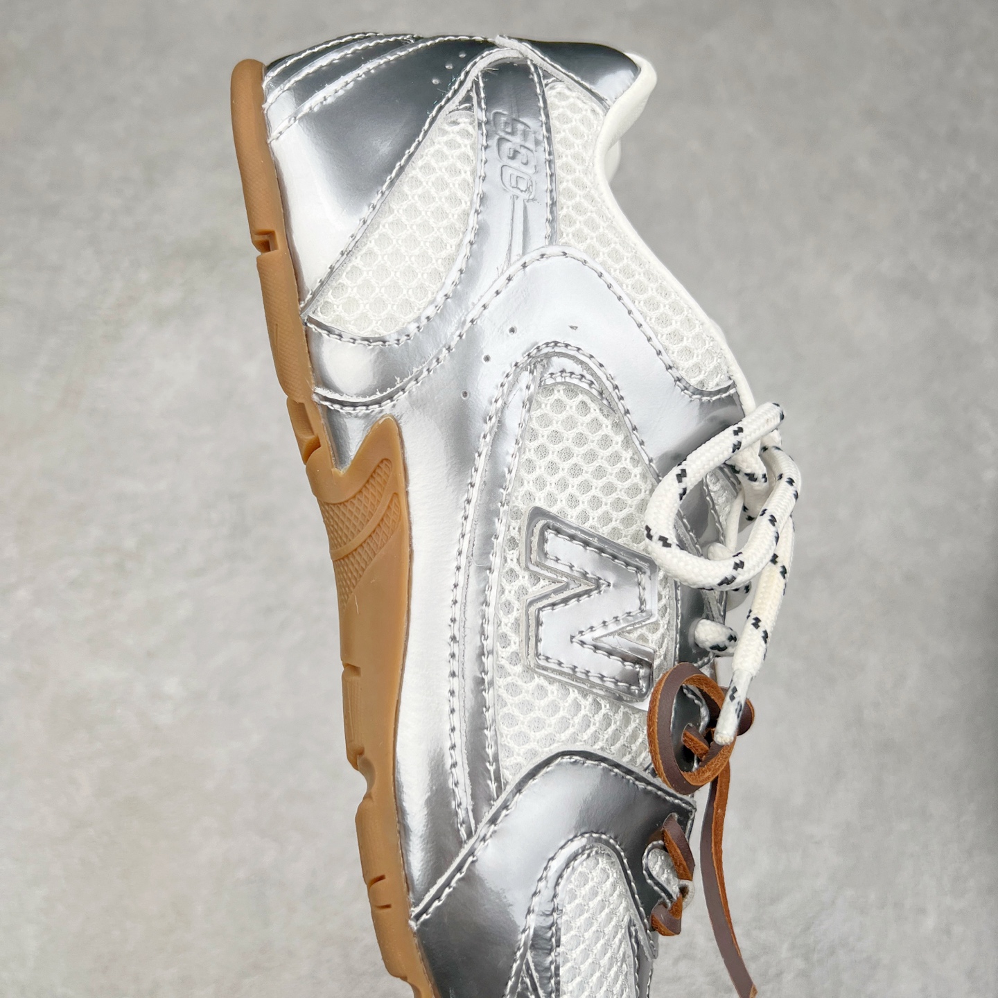 图片[6]-＃莞产 Miumiu x New Balance NB530 新百伦缪缪联名款复古运动鞋 全套原楦原纸板原厂数据开发 原厂三文治网纱 原装进口羊皮加羊反绒正确绒感卡色 正确中底拉帮中底纸板满印细节 冲裁组合 匠心打造 耗时两个月开发完成 工艺极其复杂难度可想而知 新开独立私模大底 全网唯一正确私模大底 高端零售专供产物 这双变奏版本的530 SL 有着抢眼的双鞋带系统 以撞色的拼接感带出不同以往的风格 同时透过网眼面料与麂皮呈现复古质地 除了极为受到欢迎的棕色调之外 还推出了轻盈的裸白色系 而双方的联名徽标则展现在鞋舌以及内里衬底之上 搭配棉质和皮革的双重鞋带设计呈现出不俗的质感 此番的一大亮点就是将原来的ABZORB 鞋底更换为超薄外底 诠释Y2K风造型 鞋舌上的\\\”Miu Miu\\\”和\\\”NB\\\”Logo彰显联名身份 整双鞋带来浓浓的复古氛围 尺码：36 37 37.5 38 38.5 39.5 40 40.5 41.5 42 42.5 43 44 44.5 45-选品中心