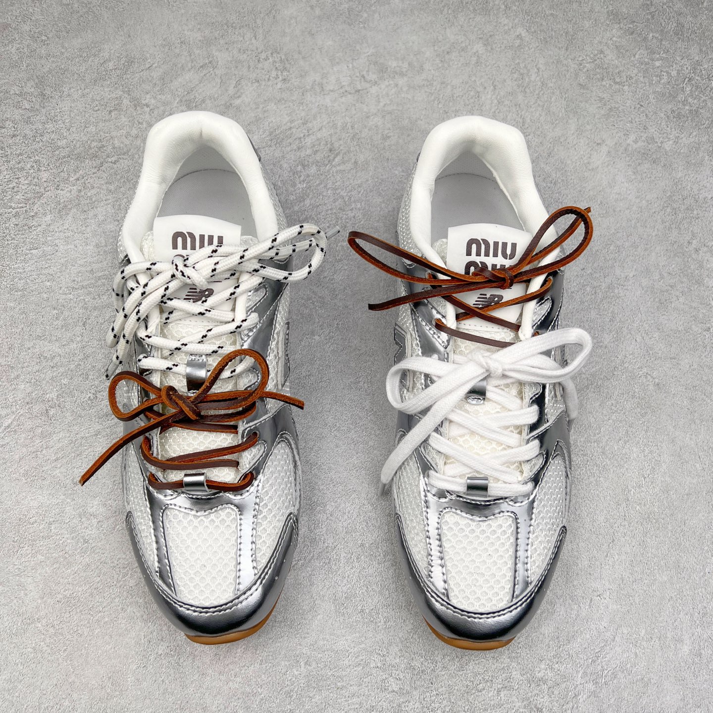 图片[2]-＃莞产 Miumiu x New Balance NB530 新百伦缪缪联名款复古运动鞋 全套原楦原纸板原厂数据开发 原厂三文治网纱 原装进口羊皮加羊反绒正确绒感卡色 正确中底拉帮中底纸板满印细节 冲裁组合 匠心打造 耗时两个月开发完成 工艺极其复杂难度可想而知 新开独立私模大底 全网唯一正确私模大底 高端零售专供产物 这双变奏版本的530 SL 有着抢眼的双鞋带系统 以撞色的拼接感带出不同以往的风格 同时透过网眼面料与麂皮呈现复古质地 除了极为受到欢迎的棕色调之外 还推出了轻盈的裸白色系 而双方的联名徽标则展现在鞋舌以及内里衬底之上 搭配棉质和皮革的双重鞋带设计呈现出不俗的质感 此番的一大亮点就是将原来的ABZORB 鞋底更换为超薄外底 诠释Y2K风造型 鞋舌上的\\\”Miu Miu\\\”和\\\”NB\\\”Logo彰显联名身份 整双鞋带来浓浓的复古氛围 尺码：36 37 37.5 38 38.5 39.5 40 40.5 41.5 42 42.5 43 44 44.5 45-选品中心