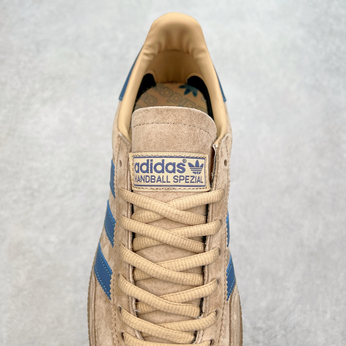 图片[5]-AD Originals Handball SPZL 手球运动员系列百搭休闲运动板鞋 JH5435 这款来自阿迪达斯的这款HANDBALL SPZL前身是一双手球运动鞋，这一次拿来复刻，所以鞋面的主要色彩选用了黑色， 鞋面外侧除了Spezial字母之外还有三叶草标志。Handball SPZL作为复古手球训练鞋与作为室内足球鞋的Samba有着异曲同工之处，但是质感更为出众的鞋身以及丰富的配色选择比起Samba来讲可以说是更胜一筹了！尺码：36 36⅔ 37⅓ 38 38⅔ 39⅓ 40 40⅔ 41⅓ 42 42⅔ 43⅓ 44 45-选品中心