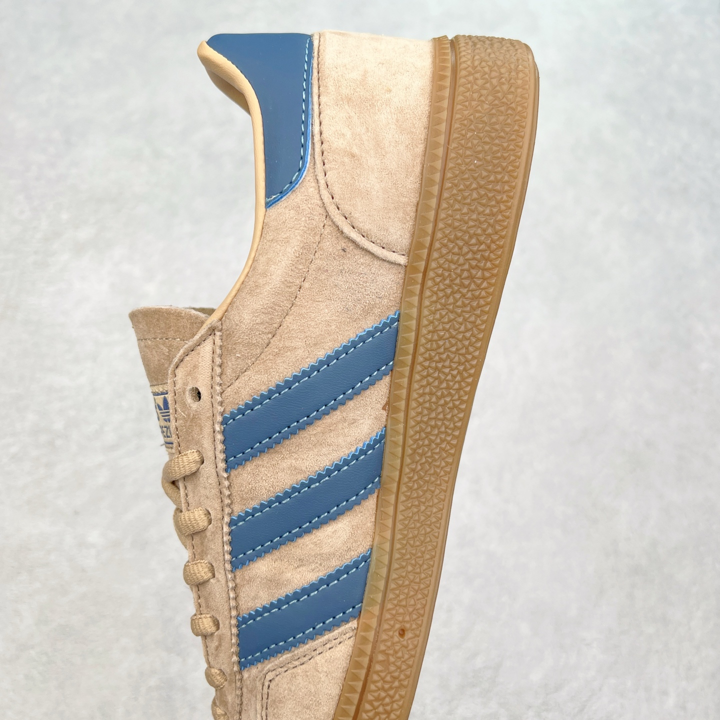 图片[7]-AD Originals Handball SPZL 手球运动员系列百搭休闲运动板鞋 JH5435 这款来自阿迪达斯的这款HANDBALL SPZL前身是一双手球运动鞋，这一次拿来复刻，所以鞋面的主要色彩选用了黑色， 鞋面外侧除了Spezial字母之外还有三叶草标志。Handball SPZL作为复古手球训练鞋与作为室内足球鞋的Samba有着异曲同工之处，但是质感更为出众的鞋身以及丰富的配色选择比起Samba来讲可以说是更胜一筹了！尺码：36 36⅔ 37⅓ 38 38⅔ 39⅓ 40 40⅔ 41⅓ 42 42⅔ 43⅓ 44 45-选品中心