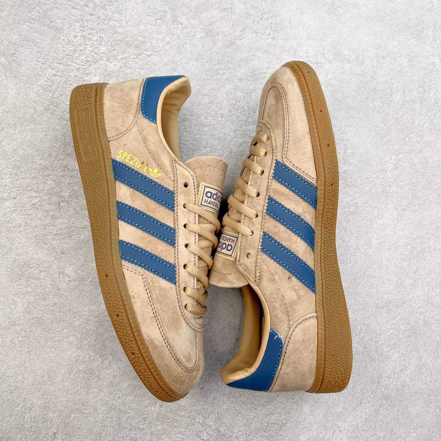 图片[3]-AD Originals Handball SPZL 手球运动员系列百搭休闲运动板鞋 JH5435 这款来自阿迪达斯的这款HANDBALL SPZL前身是一双手球运动鞋，这一次拿来复刻，所以鞋面的主要色彩选用了黑色， 鞋面外侧除了Spezial字母之外还有三叶草标志。Handball SPZL作为复古手球训练鞋与作为室内足球鞋的Samba有着异曲同工之处，但是质感更为出众的鞋身以及丰富的配色选择比起Samba来讲可以说是更胜一筹了！尺码：36 36⅔ 37⅓ 38 38⅔ 39⅓ 40 40⅔ 41⅓ 42 42⅔ 43⅓ 44 45-选品中心