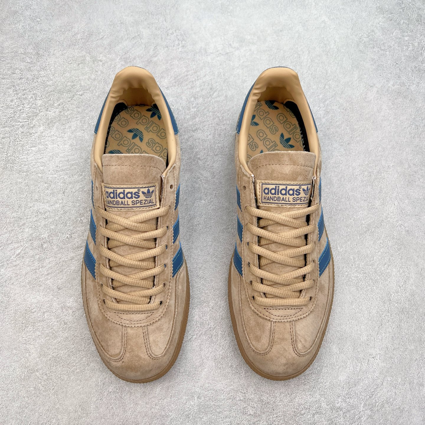 图片[2]-AD Originals Handball SPZL 手球运动员系列百搭休闲运动板鞋 JH5435 这款来自阿迪达斯的这款HANDBALL SPZL前身是一双手球运动鞋，这一次拿来复刻，所以鞋面的主要色彩选用了黑色， 鞋面外侧除了Spezial字母之外还有三叶草标志。Handball SPZL作为复古手球训练鞋与作为室内足球鞋的Samba有着异曲同工之处，但是质感更为出众的鞋身以及丰富的配色选择比起Samba来讲可以说是更胜一筹了！尺码：36 36⅔ 37⅓ 38 38⅔ 39⅓ 40 40⅔ 41⅓ 42 42⅔ 43⅓ 44 45-选品中心