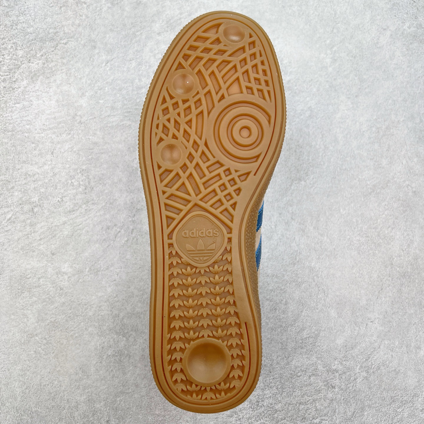 图片[9]-AD Originals Handball SPZL 手球运动员系列百搭休闲运动板鞋 JH5435 这款来自阿迪达斯的这款HANDBALL SPZL前身是一双手球运动鞋，这一次拿来复刻，所以鞋面的主要色彩选用了黑色， 鞋面外侧除了Spezial字母之外还有三叶草标志。Handball SPZL作为复古手球训练鞋与作为室内足球鞋的Samba有着异曲同工之处，但是质感更为出众的鞋身以及丰富的配色选择比起Samba来讲可以说是更胜一筹了！尺码：36 36⅔ 37⅓ 38 38⅔ 39⅓ 40 40⅔ 41⅓ 42 42⅔ 43⅓ 44 45-选品中心