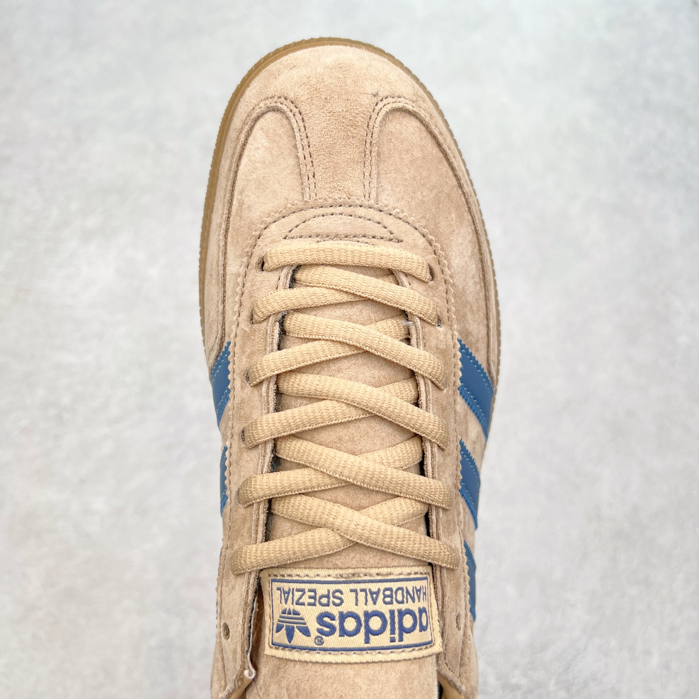 图片[4]-AD Originals Handball SPZL 手球运动员系列百搭休闲运动板鞋 JH5435 这款来自阿迪达斯的这款HANDBALL SPZL前身是一双手球运动鞋，这一次拿来复刻，所以鞋面的主要色彩选用了黑色， 鞋面外侧除了Spezial字母之外还有三叶草标志。Handball SPZL作为复古手球训练鞋与作为室内足球鞋的Samba有着异曲同工之处，但是质感更为出众的鞋身以及丰富的配色选择比起Samba来讲可以说是更胜一筹了！尺码：36 36⅔ 37⅓ 38 38⅔ 39⅓ 40 40⅔ 41⅓ 42 42⅔ 43⅓ 44 45-选品中心