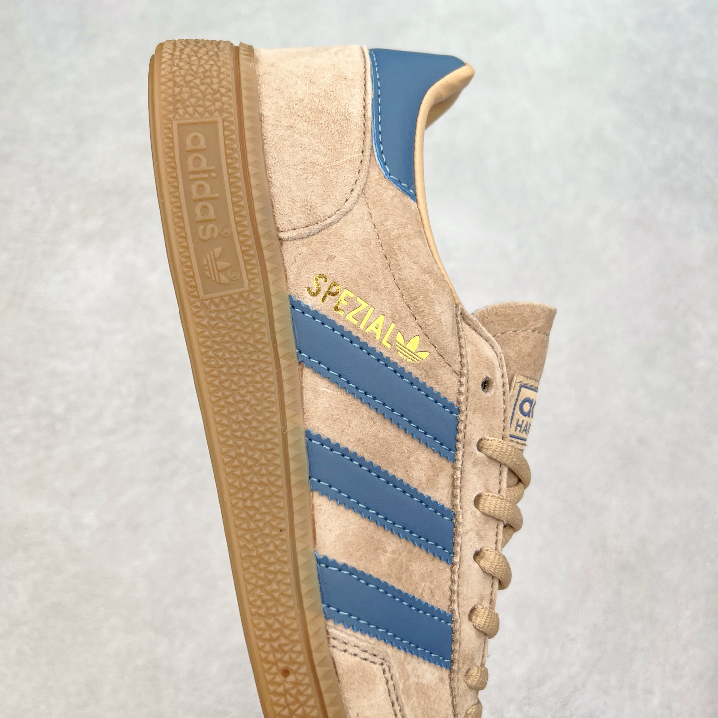 图片[6]-AD Originals Handball SPZL 手球运动员系列百搭休闲运动板鞋 JH5435 这款来自阿迪达斯的这款HANDBALL SPZL前身是一双手球运动鞋，这一次拿来复刻，所以鞋面的主要色彩选用了黑色， 鞋面外侧除了Spezial字母之外还有三叶草标志。Handball SPZL作为复古手球训练鞋与作为室内足球鞋的Samba有着异曲同工之处，但是质感更为出众的鞋身以及丰富的配色选择比起Samba来讲可以说是更胜一筹了！尺码：36 36⅔ 37⅓ 38 38⅔ 39⅓ 40 40⅔ 41⅓ 42 42⅔ 43⅓ 44 45-选品中心