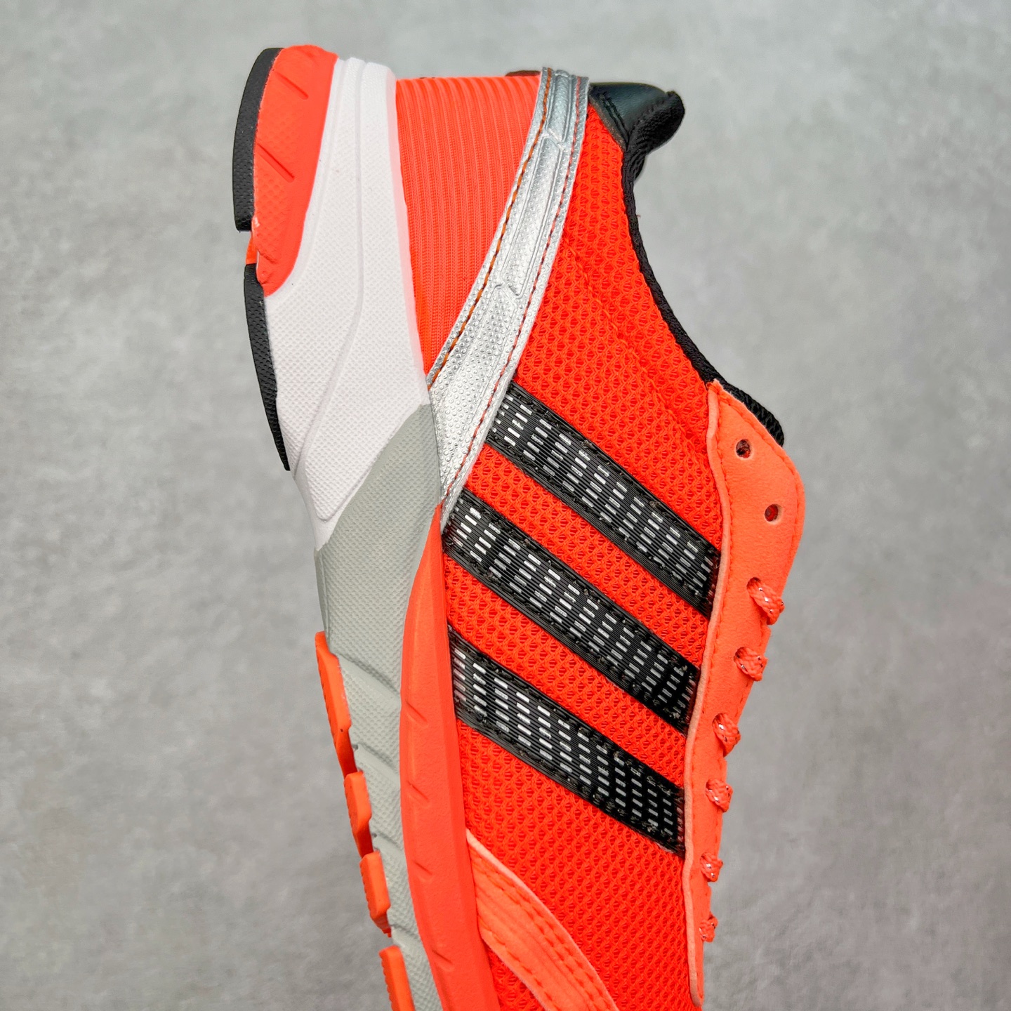 图片[6]-BAD BUNNY x AD Originals ADIZERO SL 72 联名柔软舒适防滑耐磨低帮生活休闲鞋 IH0971此番 Bad Bunny 和 adidas 以 Adizero SL 72 为蓝本，推出 3 款不同配色，设计灵感汲取自复古跑鞋 SL 72 ，将经典元素与现代风尚相融合，打造出别具一格的鞋履。鞋面采用多层次叠加设计，很有层次感，吸引人。选用华夫格网、绒面革、皮革和灯芯绒等优质材料。鞋身上的 “ Para Bad Bunny ”中足标识与双阿迪达斯标志，彰显了双方的合作身份。搭载 Adizero 泡棉中底，确保卓越的舒适性与性能表现。尺码：36 36.5 37.5 38 38.5 39 40 40.5 41 42 42.5 43 44 44.5 45-选品中心