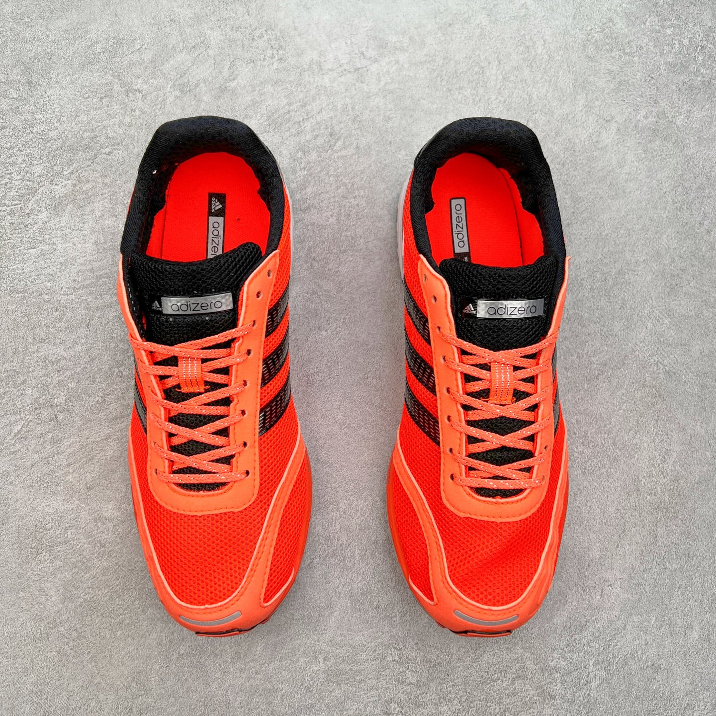 图片[2]-BAD BUNNY x AD Originals ADIZERO SL 72 联名柔软舒适防滑耐磨低帮生活休闲鞋 IH0971此番 Bad Bunny 和 adidas 以 Adizero SL 72 为蓝本，推出 3 款不同配色，设计灵感汲取自复古跑鞋 SL 72 ，将经典元素与现代风尚相融合，打造出别具一格的鞋履。鞋面采用多层次叠加设计，很有层次感，吸引人。选用华夫格网、绒面革、皮革和灯芯绒等优质材料。鞋身上的 “ Para Bad Bunny ”中足标识与双阿迪达斯标志，彰显了双方的合作身份。搭载 Adizero 泡棉中底，确保卓越的舒适性与性能表现。尺码：36 36.5 37.5 38 38.5 39 40 40.5 41 42 42.5 43 44 44.5 45-选品中心