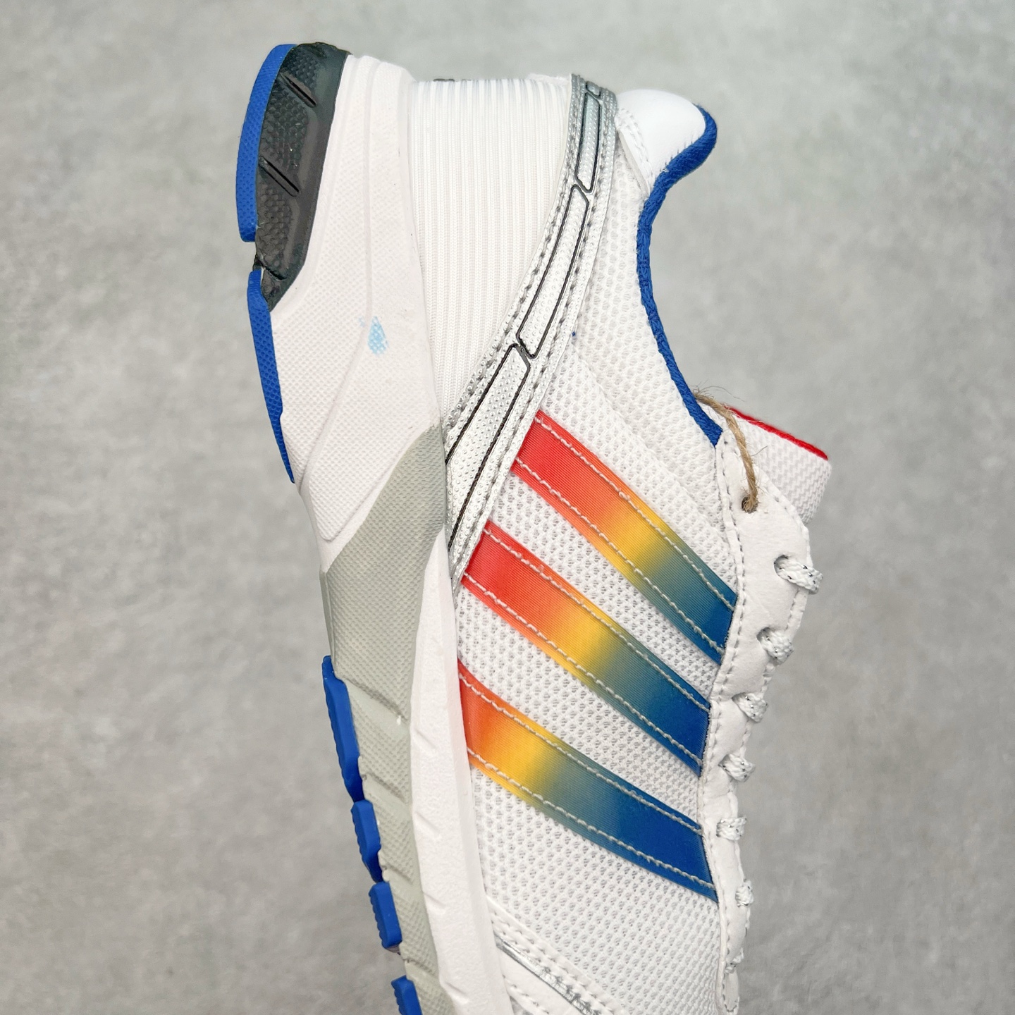 图片[6]-BAD BUNNY x AD Originals ADIZERO SL 72 联名柔软舒适防滑耐磨低帮生活休闲鞋 JI2684此番 Bad Bunny 和 adidas 以 Adizero SL 72 为蓝本，推出 3 款不同配色，设计灵感汲取自复古跑鞋 SL 72 ，将经典元素与现代风尚相融合，打造出别具一格的鞋履。鞋面采用多层次叠加设计，很有层次感，吸引人。选用华夫格网、绒面革、皮革和灯芯绒等优质材料。鞋身上的 “ Para Bad Bunny ”中足标识与双阿迪达斯标志，彰显了双方的合作身份。搭载 Adizero 泡棉中底，确保卓越的舒适性与性能表现。尺码：36 36.5 37.5 38 38.5 39 40 40.5 41 42 42.5 43 44 44.5 45-选品中心