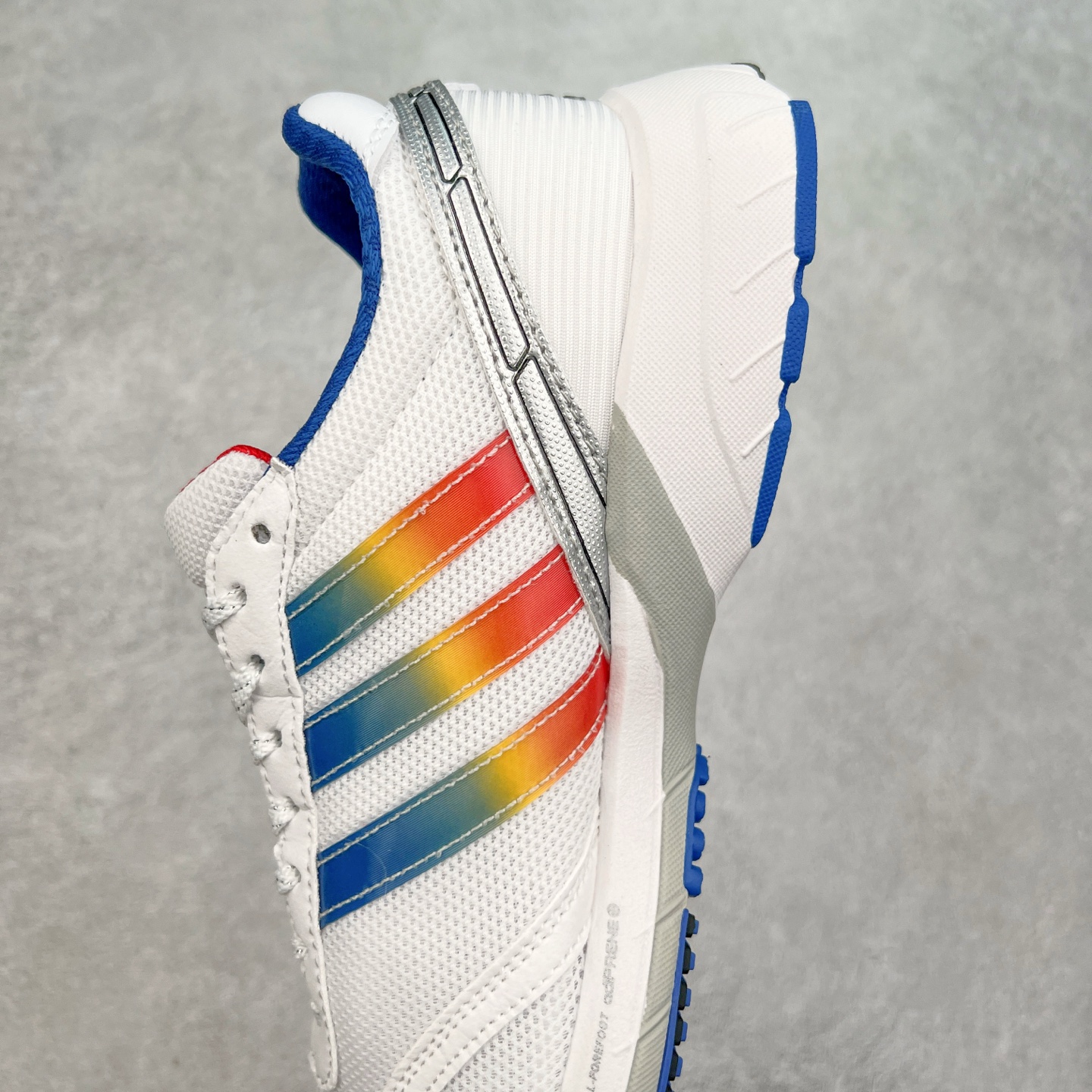 图片[7]-BAD BUNNY x AD Originals ADIZERO SL 72 联名柔软舒适防滑耐磨低帮生活休闲鞋 JI2684此番 Bad Bunny 和 adidas 以 Adizero SL 72 为蓝本，推出 3 款不同配色，设计灵感汲取自复古跑鞋 SL 72 ，将经典元素与现代风尚相融合，打造出别具一格的鞋履。鞋面采用多层次叠加设计，很有层次感，吸引人。选用华夫格网、绒面革、皮革和灯芯绒等优质材料。鞋身上的 “ Para Bad Bunny ”中足标识与双阿迪达斯标志，彰显了双方的合作身份。搭载 Adizero 泡棉中底，确保卓越的舒适性与性能表现。尺码：36 36.5 37.5 38 38.5 39 40 40.5 41 42 42.5 43 44 44.5 45-选品中心