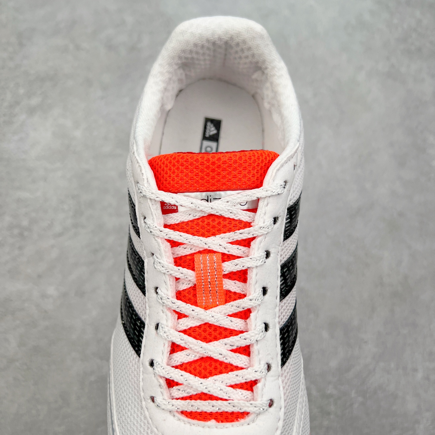 图片[5]-BAD BUNNY x AD Originals ADIZERO SL 72 联名柔软舒适防滑耐磨低帮生活休闲鞋 JH9972 此番 Bad Bunny 和 adidas 以 Adizero SL 72 为蓝本，推出 3 款不同配色，设计灵感汲取自复古跑鞋 SL 72 ，将经典元素与现代风尚相融合，打造出别具一格的鞋履。鞋面采用多层次叠加设计，很有层次感，吸引人。选用华夫格网、绒面革、皮革和灯芯绒等优质材料。鞋身上的 “ Para Bad Bunny ”中足标识与双阿迪达斯标志，彰显了双方的合作身份。搭载 Adizero 泡棉中底，确保卓越的舒适性与性能表现。尺码：36 36.5 37.5 38 38.5 39 40 40.5 41 42 42.5 43 44 44.5 45-选品中心