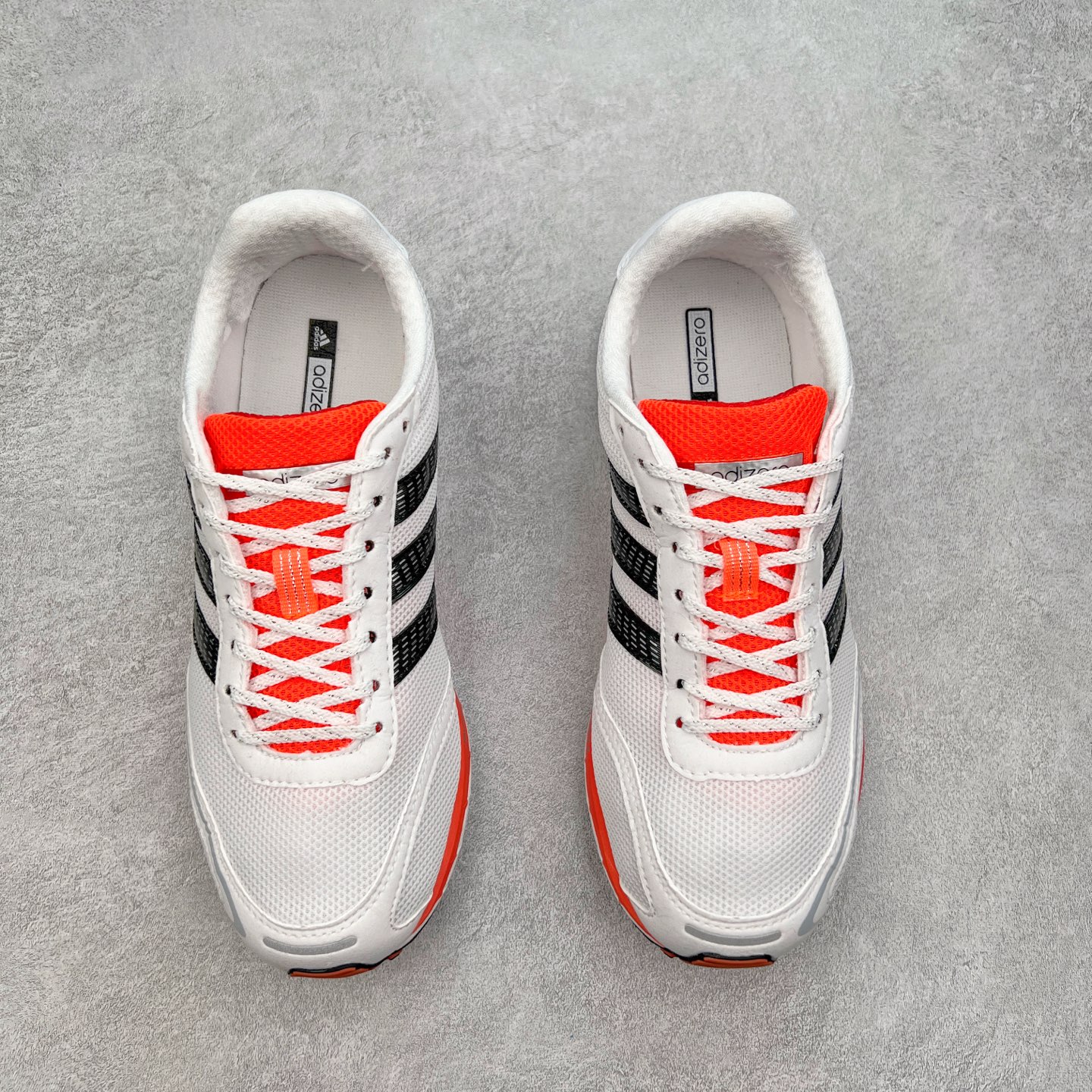 图片[2]-BAD BUNNY x AD Originals ADIZERO SL 72 联名柔软舒适防滑耐磨低帮生活休闲鞋 JH9972 此番 Bad Bunny 和 adidas 以 Adizero SL 72 为蓝本，推出 3 款不同配色，设计灵感汲取自复古跑鞋 SL 72 ，将经典元素与现代风尚相融合，打造出别具一格的鞋履。鞋面采用多层次叠加设计，很有层次感，吸引人。选用华夫格网、绒面革、皮革和灯芯绒等优质材料。鞋身上的 “ Para Bad Bunny ”中足标识与双阿迪达斯标志，彰显了双方的合作身份。搭载 Adizero 泡棉中底，确保卓越的舒适性与性能表现。尺码：36 36.5 37.5 38 38.5 39 40 40.5 41 42 42.5 43 44 44.5 45-选品中心