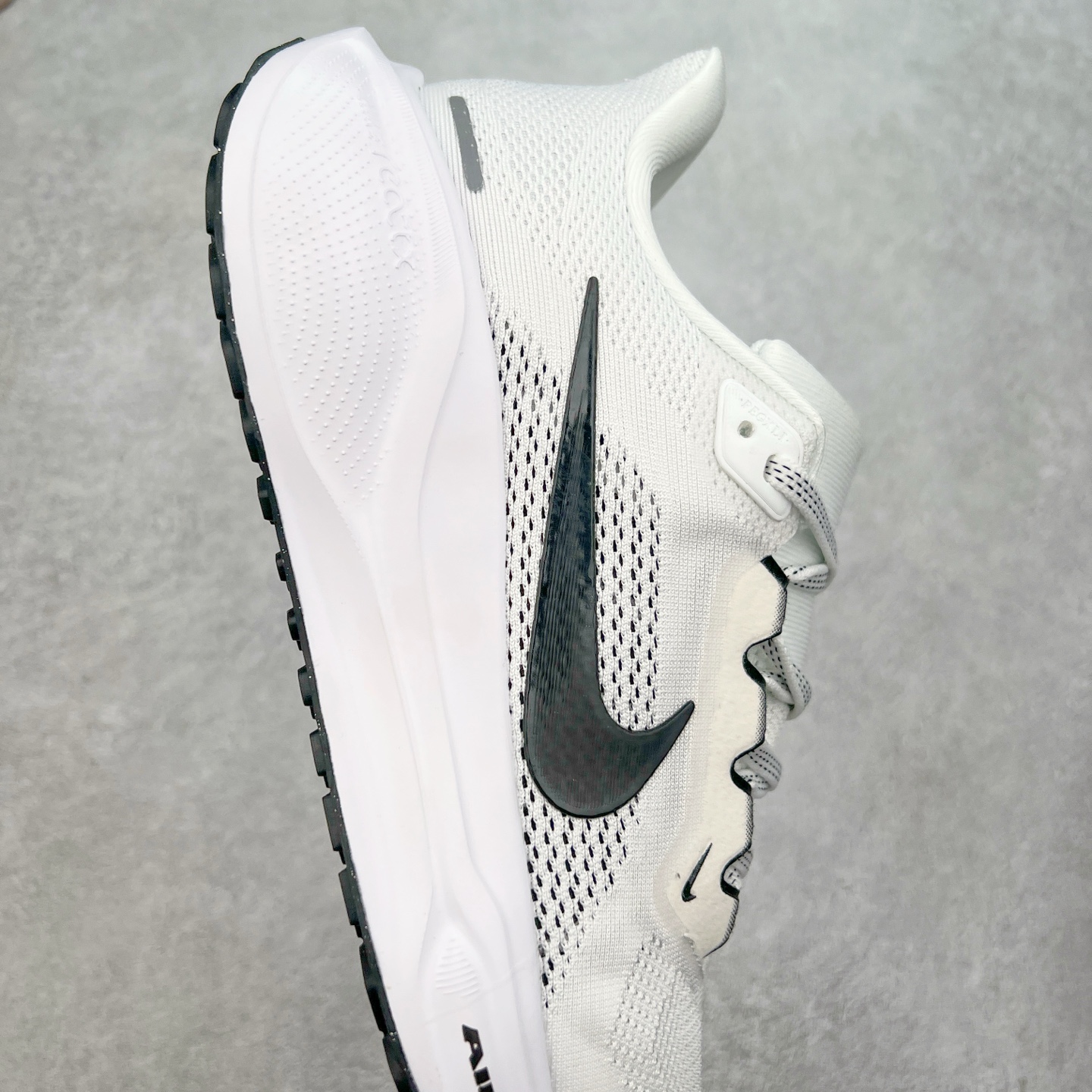 图片[6]-＃特价福利 NK Zoom Pegasus 飞马41代马拉松系列网面透气缓震疾速跑鞋 拥有 Zoom Air 一如既往的稳定感和流畅感 鞋面采用工程网眼设计 为特定高热区域营造出色透气性 进一步增加鞋面的穿孔数量 让足部能够快速散热 中足搭配 Flywire 飞线 在高速运动时营造舒适稳定的贴合感 内置Zoon气垫加持 动力十足 尺码：36 36.5 37.5 38 38.5 39 40 40.5 41 42 42.5 43 44 44.5 45-选品中心