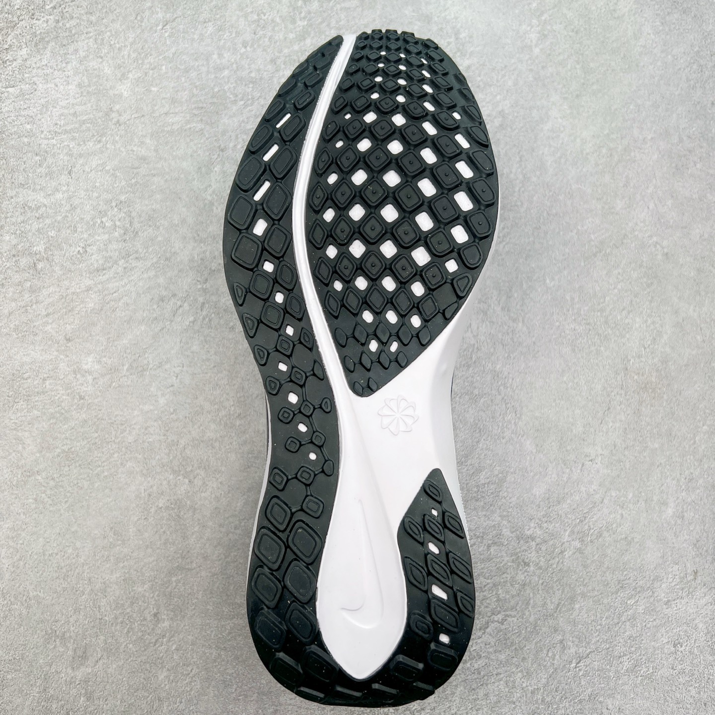 图片[9]-＃特价福利 NK Zoom Pegasus 飞马41代马拉松系列网面透气缓震疾速跑鞋 拥有 Zoom Air 一如既往的稳定感和流畅感 鞋面采用工程网眼设计 为特定高热区域营造出色透气性 进一步增加鞋面的穿孔数量 让足部能够快速散热 中足搭配 Flywire 飞线 在高速运动时营造舒适稳定的贴合感 内置Zoon气垫加持 动力十足 尺码：36 36.5 37.5 38 38.5 39 40 40.5 41 42 42.5 43 44 44.5 45-选品中心