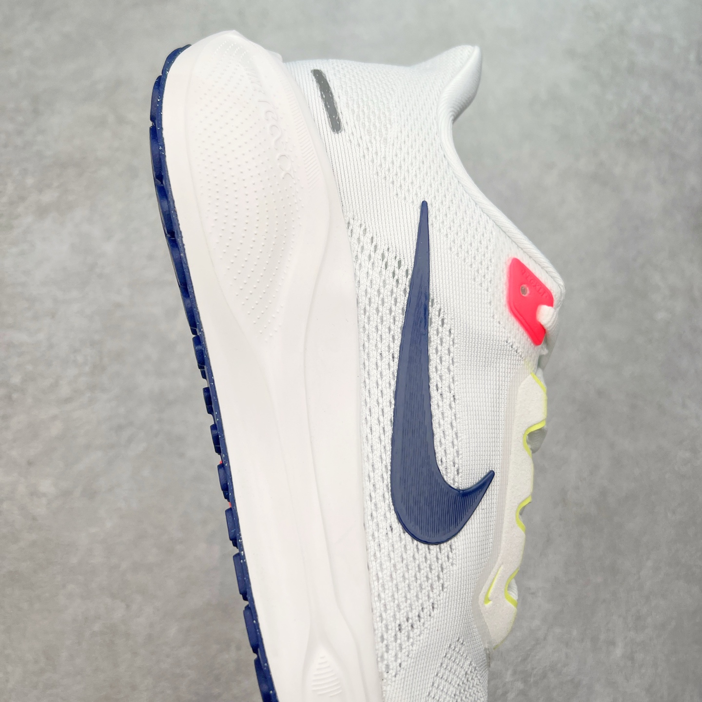 图片[6]-＃特价福利 NK Zoom Pegasus 飞马41代马拉松系列网面透气缓震疾速跑鞋 拥有 Zoom Air 一如既往的稳定感和流畅感 鞋面采用工程网眼设计 为特定高热区域营造出色透气性 进一步增加鞋面的穿孔数量 让足部能够快速散热 中足搭配 Flywire 飞线 在高速运动时营造舒适稳定的贴合感 内置Zoon气垫加持 动力十足 尺码：36 36.5 37.5 38 38.5 39 40 40.5 41 42 42.5 43 44 44.5 45-选品中心