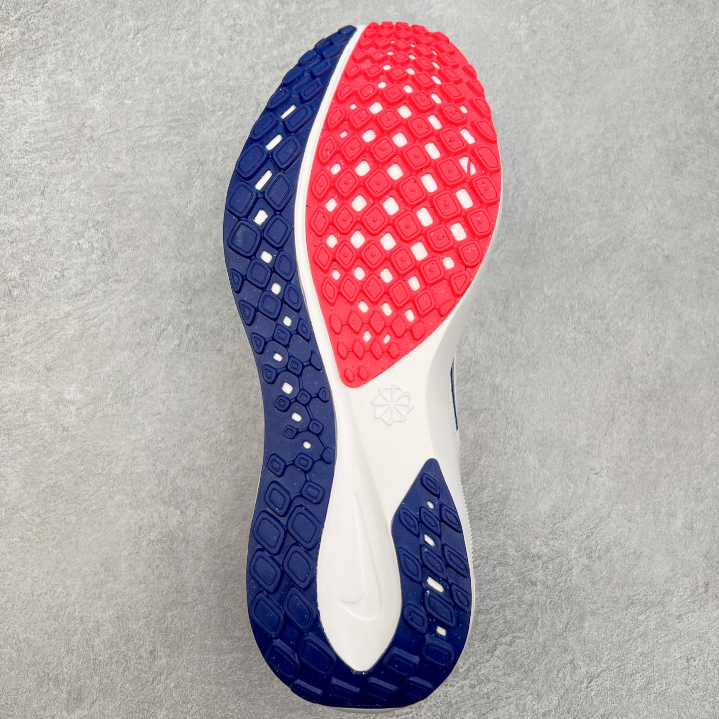 图片[9]-＃特价福利 NK Zoom Pegasus 飞马41代马拉松系列网面透气缓震疾速跑鞋 拥有 Zoom Air 一如既往的稳定感和流畅感 鞋面采用工程网眼设计 为特定高热区域营造出色透气性 进一步增加鞋面的穿孔数量 让足部能够快速散热 中足搭配 Flywire 飞线 在高速运动时营造舒适稳定的贴合感 内置Zoon气垫加持 动力十足 尺码：36 36.5 37.5 38 38.5 39 40 40.5 41 42 42.5 43 44 44.5 45-选品中心