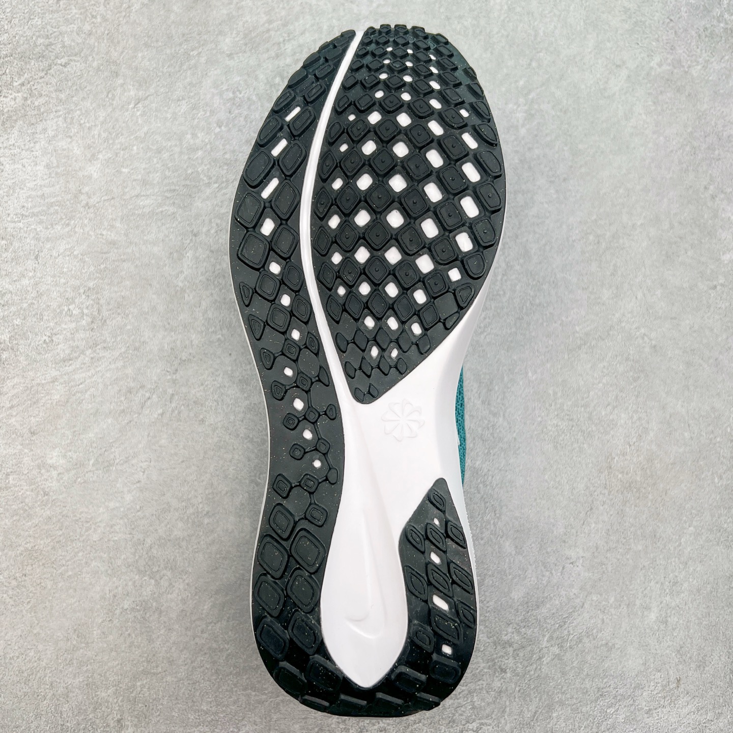 图片[9]-＃特价福利 NK Zoom Pegasus 飞马41代马拉松系列网面透气缓震疾速跑鞋 拥有 Zoom Air 一如既往的稳定感和流畅感 鞋面采用工程网眼设计 为特定高热区域营造出色透气性 进一步增加鞋面的穿孔数量 让足部能够快速散热 中足搭配 Flywire 飞线 在高速运动时营造舒适稳定的贴合感 内置Zoon气垫加持 动力十足 尺码：36 36.5 37.5 38 38.5 39 40 40.5 41 42 42.5 43 44 44.5 45-选品中心