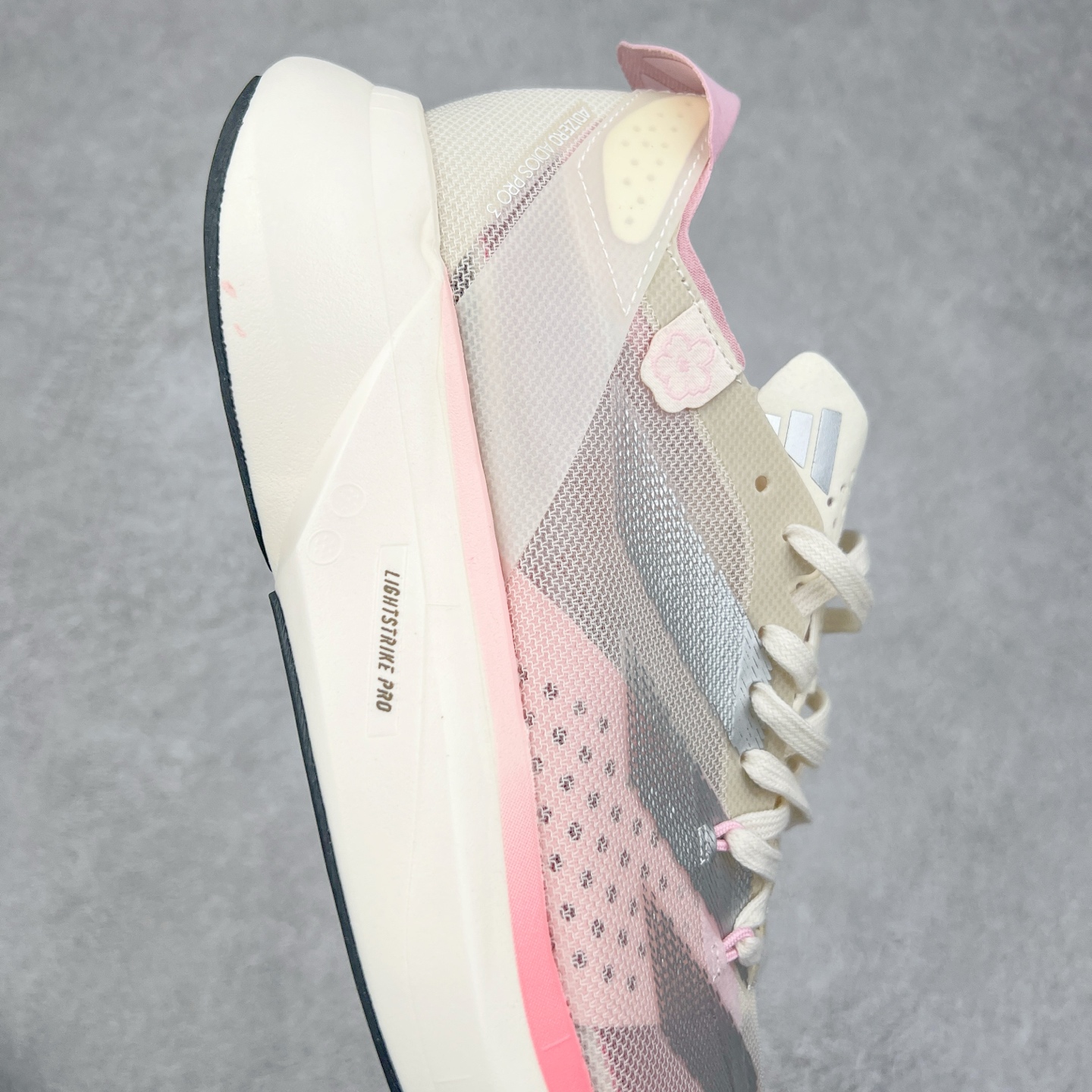 图片[6]-AD Adizero Adios Pro 3 马拉松竞速专业跑鞋 IG6440 CELERMESH针织网面非常轻薄 纤维间的缝隙很大 可以保证跑步时的透气、排汗效果 鞋舌直接与两侧的内衬和鞋底连接在一起 在跑步过程中不会被鞋舌的左右移动所困扰 在标准鞋带孔的基础上再拓宽一组鞋带孔 适合不同脚型的需求 突破性 EnergyRods 技术，有助于跑者实现更好的成绩 中底独特的LIGHTSTRIKE PRO泡棉材质 微弹感觉在跑步过程中给予了良好的支撑体验 对于顶级精英和高水平进阶跑者来说 ADIOS PRO是一双值得信赖的竞速比赛用鞋 尺码：36 36.5 37.5 38 38.5 39 40 40.5 41 42 42.5 43 44 44.5 45-选品中心