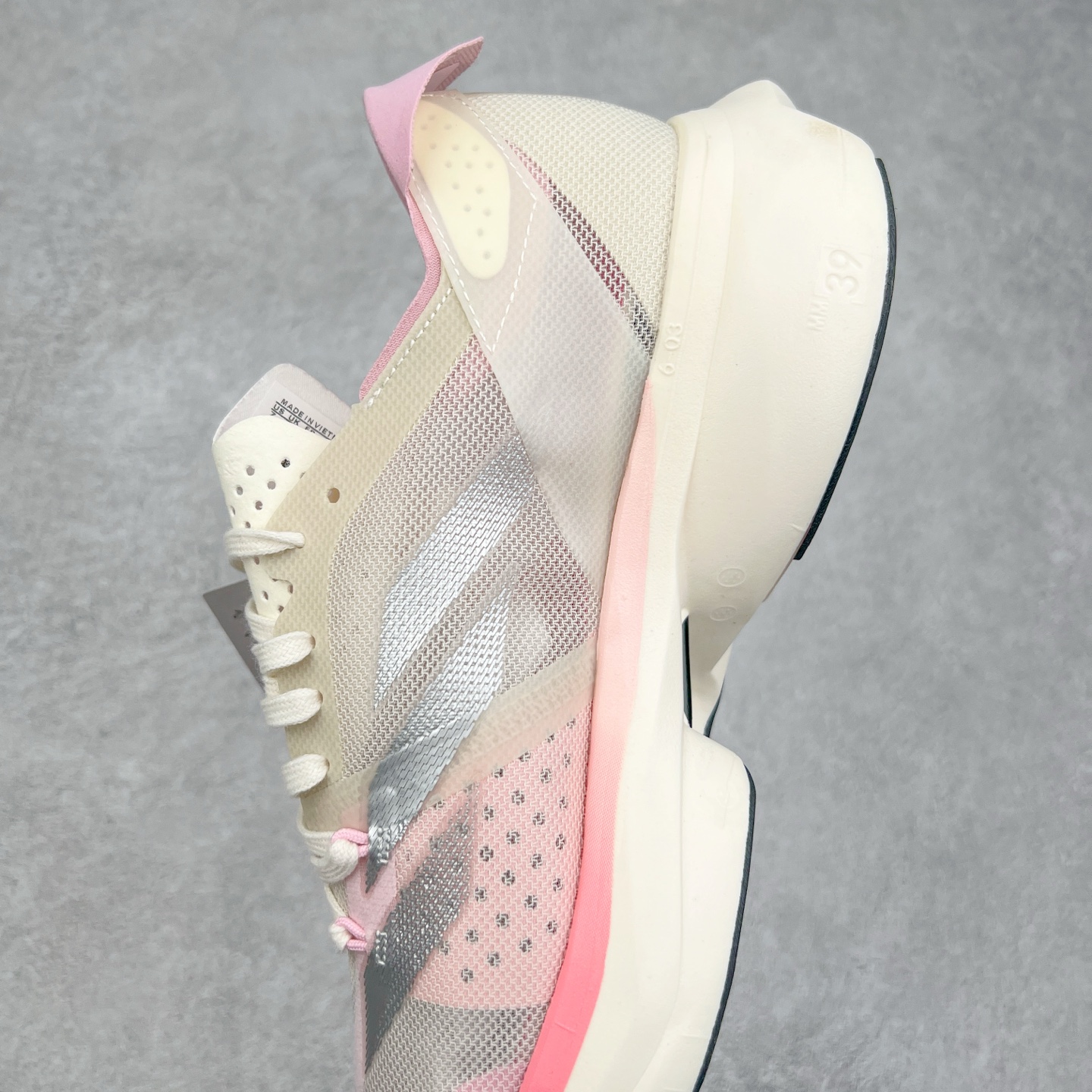 图片[7]-AD Adizero Adios Pro 3 马拉松竞速专业跑鞋 IG6440 CELERMESH针织网面非常轻薄 纤维间的缝隙很大 可以保证跑步时的透气、排汗效果 鞋舌直接与两侧的内衬和鞋底连接在一起 在跑步过程中不会被鞋舌的左右移动所困扰 在标准鞋带孔的基础上再拓宽一组鞋带孔 适合不同脚型的需求 突破性 EnergyRods 技术，有助于跑者实现更好的成绩 中底独特的LIGHTSTRIKE PRO泡棉材质 微弹感觉在跑步过程中给予了良好的支撑体验 对于顶级精英和高水平进阶跑者来说 ADIOS PRO是一双值得信赖的竞速比赛用鞋 尺码：36 36.5 37.5 38 38.5 39 40 40.5 41 42 42.5 43 44 44.5 45-选品中心