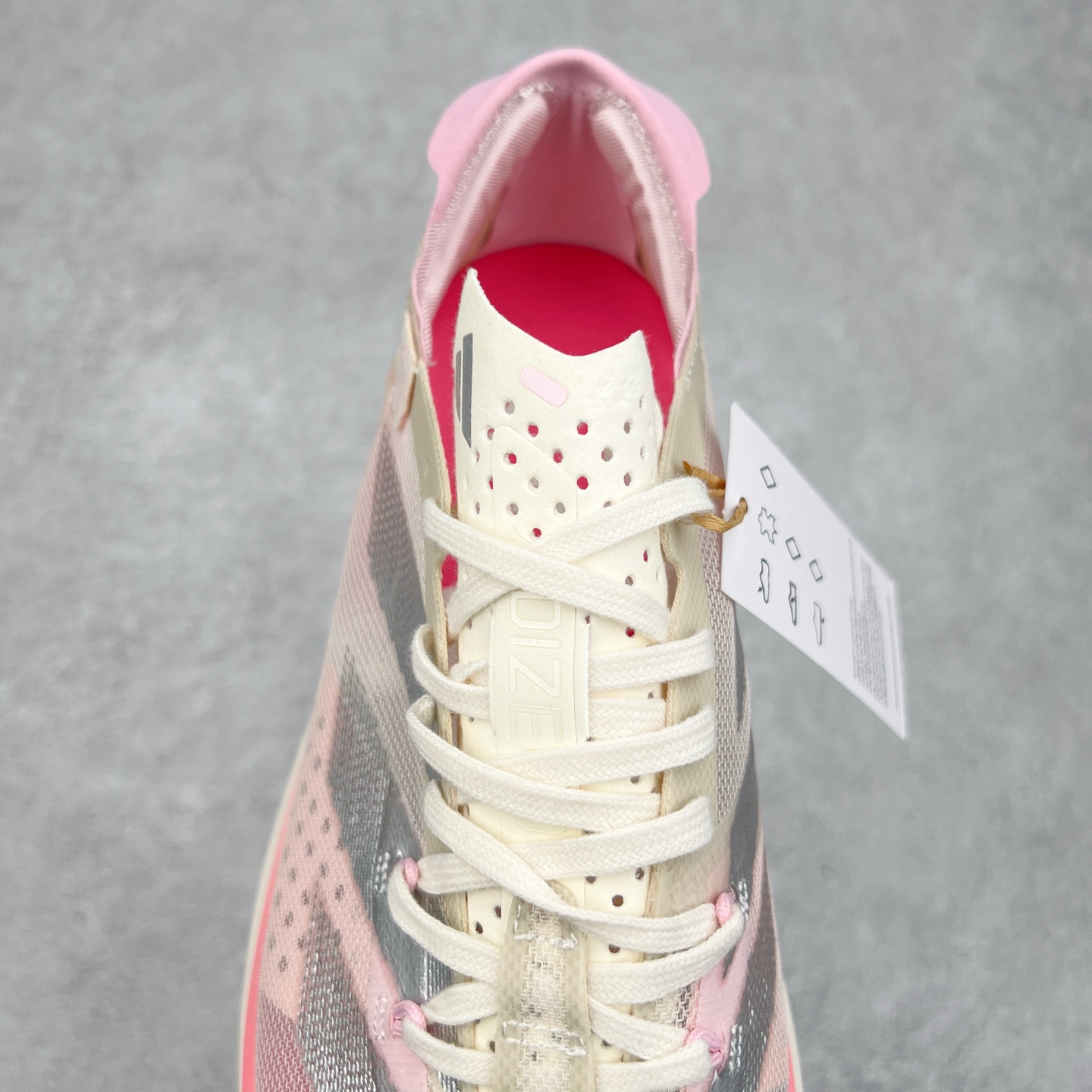 图片[5]-AD Adizero Adios Pro 3 马拉松竞速专业跑鞋 IG6440 CELERMESH针织网面非常轻薄 纤维间的缝隙很大 可以保证跑步时的透气、排汗效果 鞋舌直接与两侧的内衬和鞋底连接在一起 在跑步过程中不会被鞋舌的左右移动所困扰 在标准鞋带孔的基础上再拓宽一组鞋带孔 适合不同脚型的需求 突破性 EnergyRods 技术，有助于跑者实现更好的成绩 中底独特的LIGHTSTRIKE PRO泡棉材质 微弹感觉在跑步过程中给予了良好的支撑体验 对于顶级精英和高水平进阶跑者来说 ADIOS PRO是一双值得信赖的竞速比赛用鞋 尺码：36 36.5 37.5 38 38.5 39 40 40.5 41 42 42.5 43 44 44.5 45-选品中心