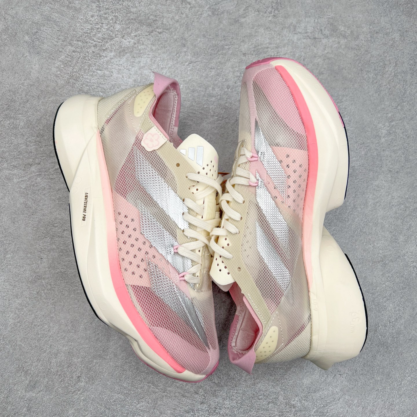 图片[3]-AD Adizero Adios Pro 3 马拉松竞速专业跑鞋 IG6440 CELERMESH针织网面非常轻薄 纤维间的缝隙很大 可以保证跑步时的透气、排汗效果 鞋舌直接与两侧的内衬和鞋底连接在一起 在跑步过程中不会被鞋舌的左右移动所困扰 在标准鞋带孔的基础上再拓宽一组鞋带孔 适合不同脚型的需求 突破性 EnergyRods 技术，有助于跑者实现更好的成绩 中底独特的LIGHTSTRIKE PRO泡棉材质 微弹感觉在跑步过程中给予了良好的支撑体验 对于顶级精英和高水平进阶跑者来说 ADIOS PRO是一双值得信赖的竞速比赛用鞋 尺码：36 36.5 37.5 38 38.5 39 40 40.5 41 42 42.5 43 44 44.5 45-选品中心