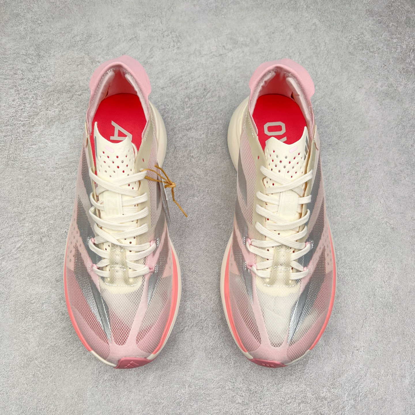 图片[2]-AD Adizero Adios Pro 3 马拉松竞速专业跑鞋 IG6440 CELERMESH针织网面非常轻薄 纤维间的缝隙很大 可以保证跑步时的透气、排汗效果 鞋舌直接与两侧的内衬和鞋底连接在一起 在跑步过程中不会被鞋舌的左右移动所困扰 在标准鞋带孔的基础上再拓宽一组鞋带孔 适合不同脚型的需求 突破性 EnergyRods 技术，有助于跑者实现更好的成绩 中底独特的LIGHTSTRIKE PRO泡棉材质 微弹感觉在跑步过程中给予了良好的支撑体验 对于顶级精英和高水平进阶跑者来说 ADIOS PRO是一双值得信赖的竞速比赛用鞋 尺码：36 36.5 37.5 38 38.5 39 40 40.5 41 42 42.5 43 44 44.5 45-选品中心