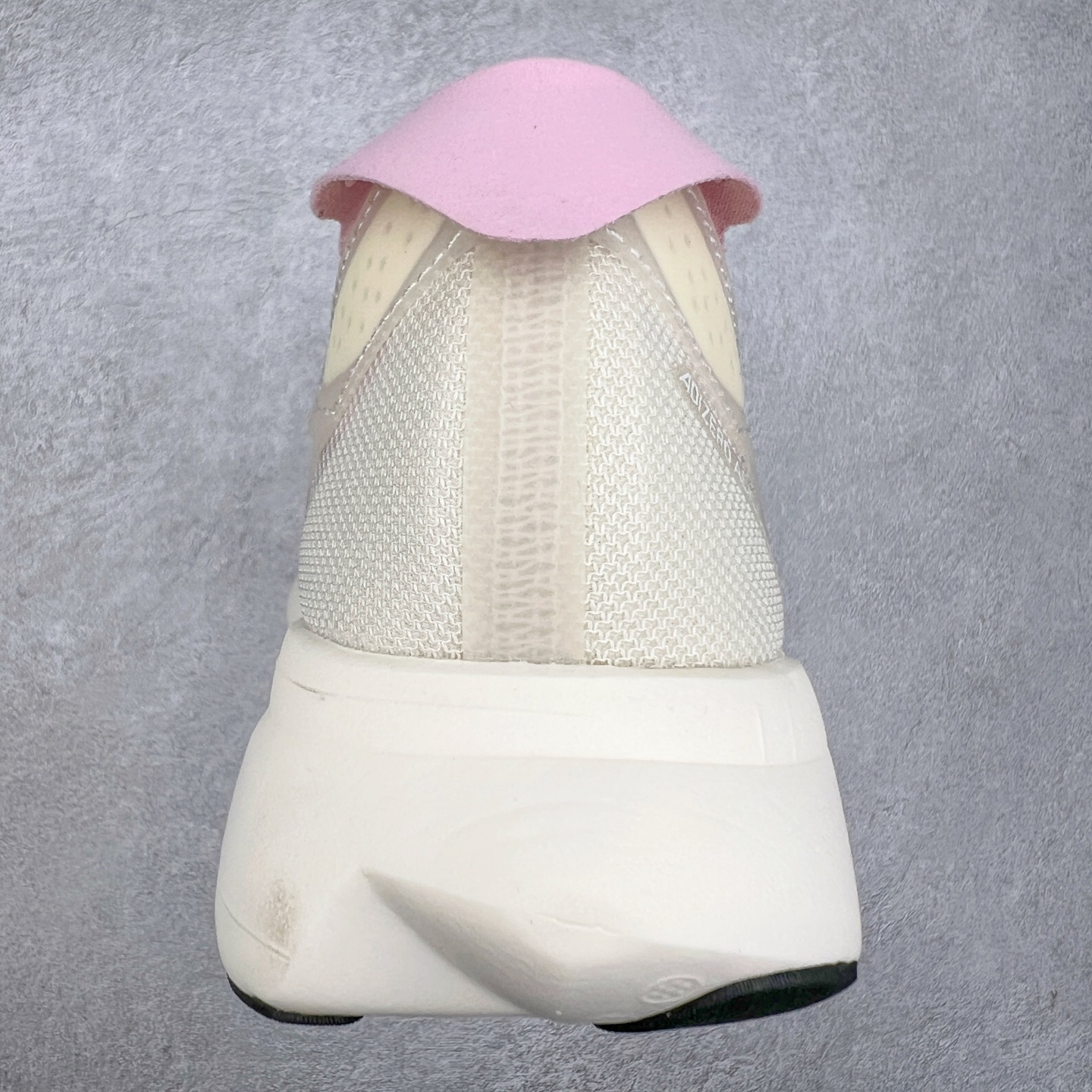 图片[8]-AD Adizero Adios Pro 3 马拉松竞速专业跑鞋 IG6440 CELERMESH针织网面非常轻薄 纤维间的缝隙很大 可以保证跑步时的透气、排汗效果 鞋舌直接与两侧的内衬和鞋底连接在一起 在跑步过程中不会被鞋舌的左右移动所困扰 在标准鞋带孔的基础上再拓宽一组鞋带孔 适合不同脚型的需求 突破性 EnergyRods 技术，有助于跑者实现更好的成绩 中底独特的LIGHTSTRIKE PRO泡棉材质 微弹感觉在跑步过程中给予了良好的支撑体验 对于顶级精英和高水平进阶跑者来说 ADIOS PRO是一双值得信赖的竞速比赛用鞋 尺码：36 36.5 37.5 38 38.5 39 40 40.5 41 42 42.5 43 44 44.5 45-选品中心