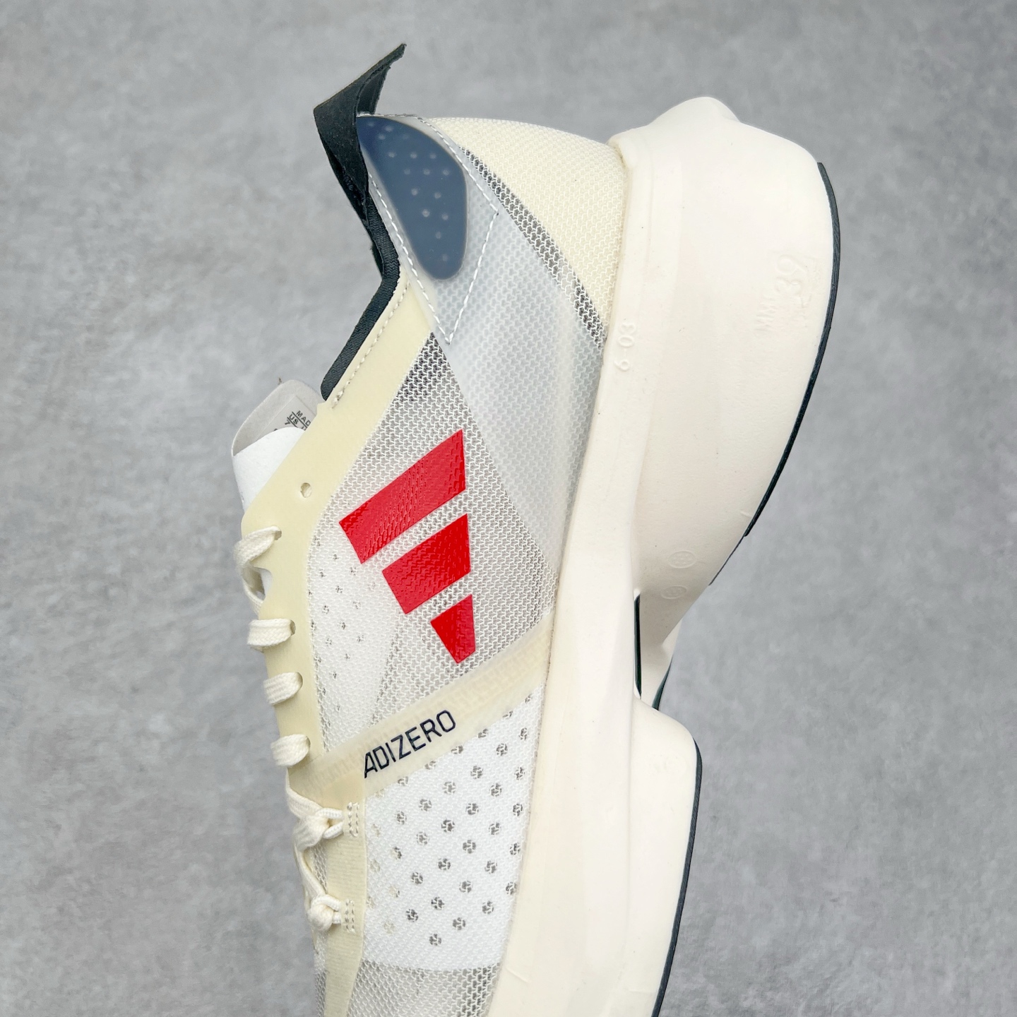 图片[7]-AD Adizero Adios Pro 3 马拉松竞速专业跑鞋 GW7261 CELERMESH针织网面非常轻薄 纤维间的缝隙很大 可以保证跑步时的透气、排汗效果 鞋舌直接与两侧的内衬和鞋底连接在一起 在跑步过程中不会被鞋舌的左右移动所困扰 在标准鞋带孔的基础上再拓宽一组鞋带孔 适合不同脚型的需求 突破性 EnergyRods 技术，有助于跑者实现更好的成绩 中底独特的LIGHTSTRIKE PRO泡棉材质 微弹感觉在跑步过程中给予了良好的支撑体验 对于顶级精英和高水平进阶跑者来说 ADIOS PRO是一双值得信赖的竞速比赛用鞋 尺码：36 36.5 37.5 38 38.5 39 40 40.5 41 42 42.5 43 44 44.5 45-选品中心