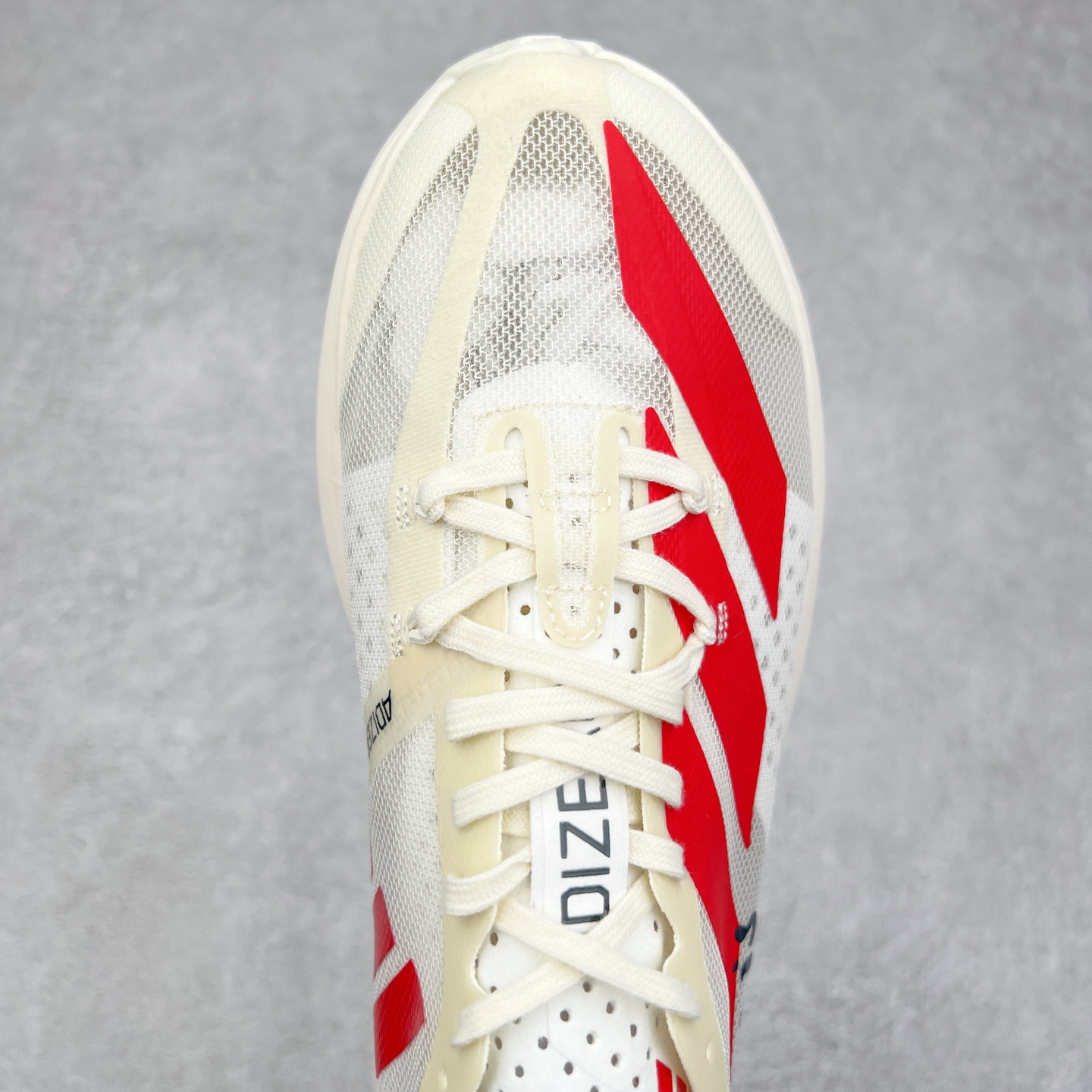 图片[4]-AD Adizero Adios Pro 3 马拉松竞速专业跑鞋 GW7261 CELERMESH针织网面非常轻薄 纤维间的缝隙很大 可以保证跑步时的透气、排汗效果 鞋舌直接与两侧的内衬和鞋底连接在一起 在跑步过程中不会被鞋舌的左右移动所困扰 在标准鞋带孔的基础上再拓宽一组鞋带孔 适合不同脚型的需求 突破性 EnergyRods 技术，有助于跑者实现更好的成绩 中底独特的LIGHTSTRIKE PRO泡棉材质 微弹感觉在跑步过程中给予了良好的支撑体验 对于顶级精英和高水平进阶跑者来说 ADIOS PRO是一双值得信赖的竞速比赛用鞋 尺码：36 36.5 37.5 38 38.5 39 40 40.5 41 42 42.5 43 44 44.5 45-选品中心