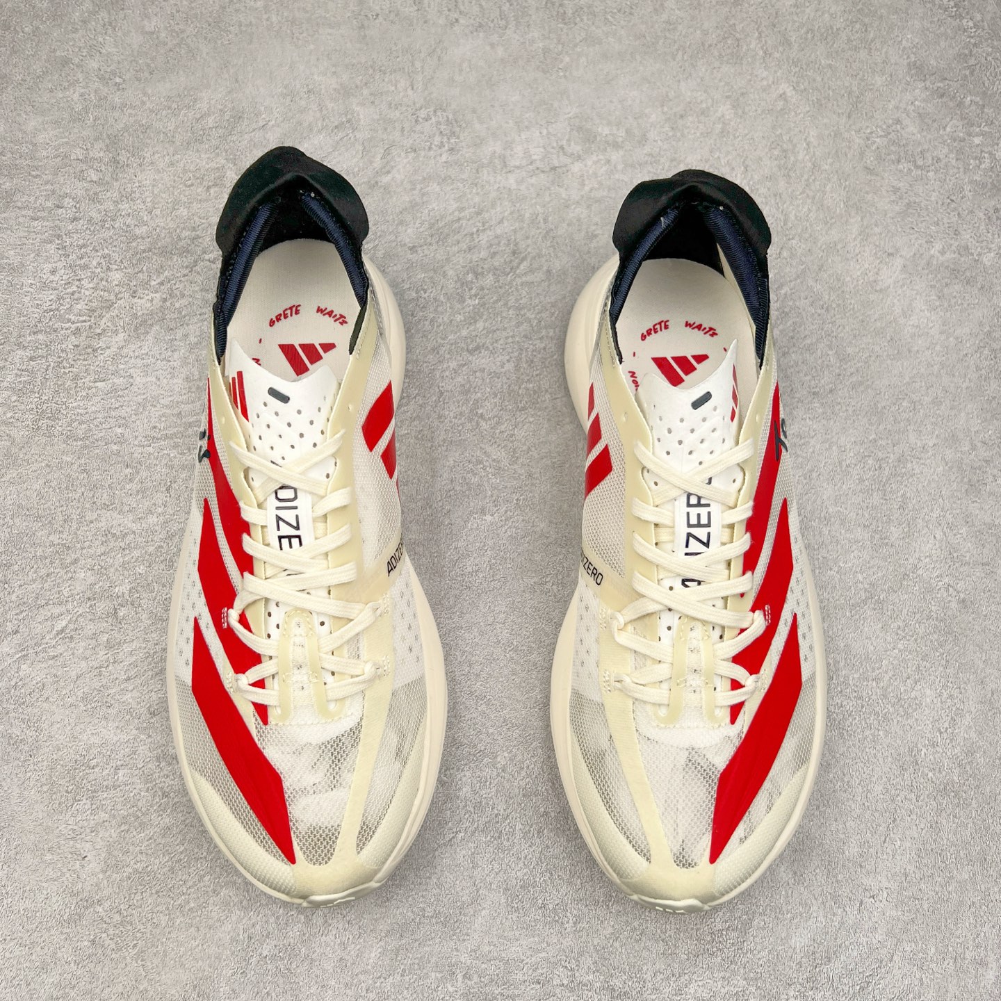 图片[2]-AD Adizero Adios Pro 3 马拉松竞速专业跑鞋 GW7261 CELERMESH针织网面非常轻薄 纤维间的缝隙很大 可以保证跑步时的透气、排汗效果 鞋舌直接与两侧的内衬和鞋底连接在一起 在跑步过程中不会被鞋舌的左右移动所困扰 在标准鞋带孔的基础上再拓宽一组鞋带孔 适合不同脚型的需求 突破性 EnergyRods 技术，有助于跑者实现更好的成绩 中底独特的LIGHTSTRIKE PRO泡棉材质 微弹感觉在跑步过程中给予了良好的支撑体验 对于顶级精英和高水平进阶跑者来说 ADIOS PRO是一双值得信赖的竞速比赛用鞋 尺码：36 36.5 37.5 38 38.5 39 40 40.5 41 42 42.5 43 44 44.5 45-选品中心