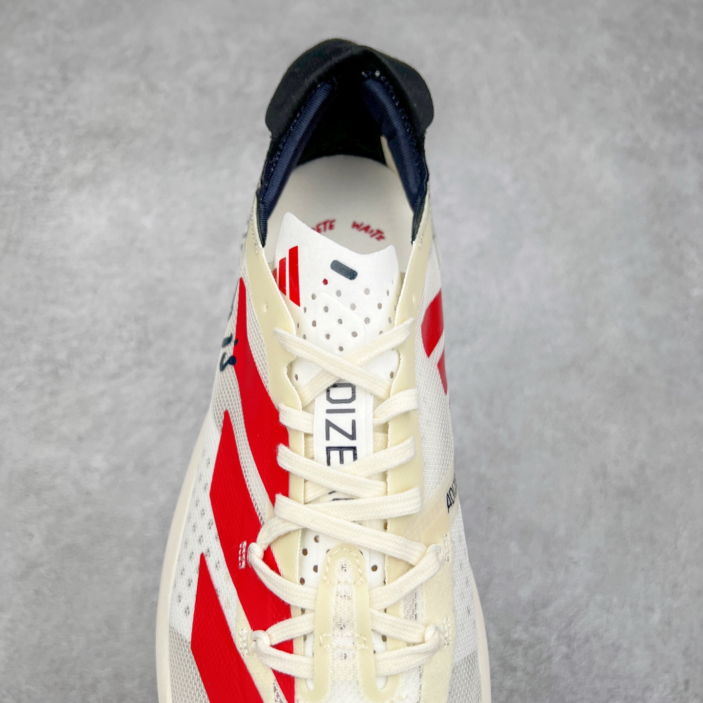 图片[5]-AD Adizero Adios Pro 3 马拉松竞速专业跑鞋 GW7261 CELERMESH针织网面非常轻薄 纤维间的缝隙很大 可以保证跑步时的透气、排汗效果 鞋舌直接与两侧的内衬和鞋底连接在一起 在跑步过程中不会被鞋舌的左右移动所困扰 在标准鞋带孔的基础上再拓宽一组鞋带孔 适合不同脚型的需求 突破性 EnergyRods 技术，有助于跑者实现更好的成绩 中底独特的LIGHTSTRIKE PRO泡棉材质 微弹感觉在跑步过程中给予了良好的支撑体验 对于顶级精英和高水平进阶跑者来说 ADIOS PRO是一双值得信赖的竞速比赛用鞋 尺码：36 36.5 37.5 38 38.5 39 40 40.5 41 42 42.5 43 44 44.5 45-选品中心