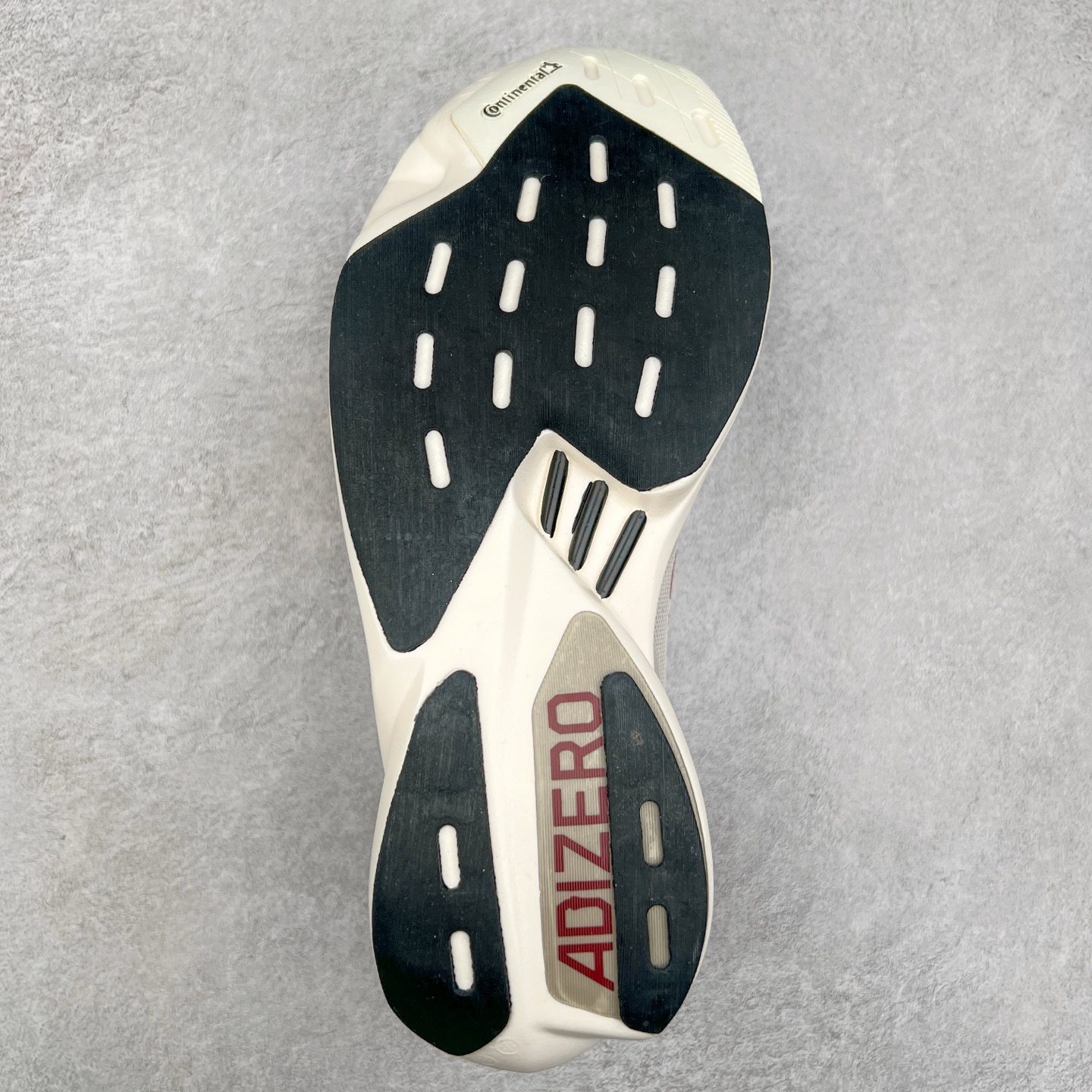 图片[9]-AD Adizero Adios Pro 3 马拉松竞速专业跑鞋 GW7261 CELERMESH针织网面非常轻薄 纤维间的缝隙很大 可以保证跑步时的透气、排汗效果 鞋舌直接与两侧的内衬和鞋底连接在一起 在跑步过程中不会被鞋舌的左右移动所困扰 在标准鞋带孔的基础上再拓宽一组鞋带孔 适合不同脚型的需求 突破性 EnergyRods 技术，有助于跑者实现更好的成绩 中底独特的LIGHTSTRIKE PRO泡棉材质 微弹感觉在跑步过程中给予了良好的支撑体验 对于顶级精英和高水平进阶跑者来说 ADIOS PRO是一双值得信赖的竞速比赛用鞋 尺码：36 36.5 37.5 38 38.5 39 40 40.5 41 42 42.5 43 44 44.5 45-选品中心