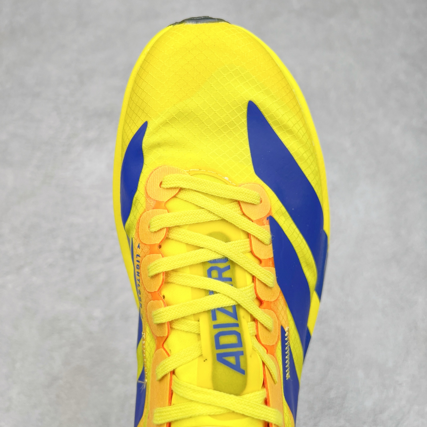 图片[4]-AD Adizero Adios Pro 4 马拉松竞速专业跑鞋 JR6364 CELERMESH针织网面非常轻薄 纤维间的缝隙很大 可以保证跑步时的透气、排汗效果 鞋舌直接与两侧的内衬和鞋底连接在一起 在跑步过程中不会被鞋舌的左右移动所困扰 在标准鞋带孔的基础上再拓宽一组鞋带孔 适合不同脚型的需求 突破性 EnergyRods 技术，有助于跑者实现更好的成绩 中底独特的LIGHTSTRIKE PRO泡棉材质 微弹感觉在跑步过程中给予了良好的支撑体验 对于顶级精英和高水平进阶跑者来说 ADIOS PRO是一双值得信赖的竞速比赛用鞋 尺码：36 36.5 37.5 38 38.5 39 40 40.5 41 42 42.5 43 44 44.5 45-选品中心