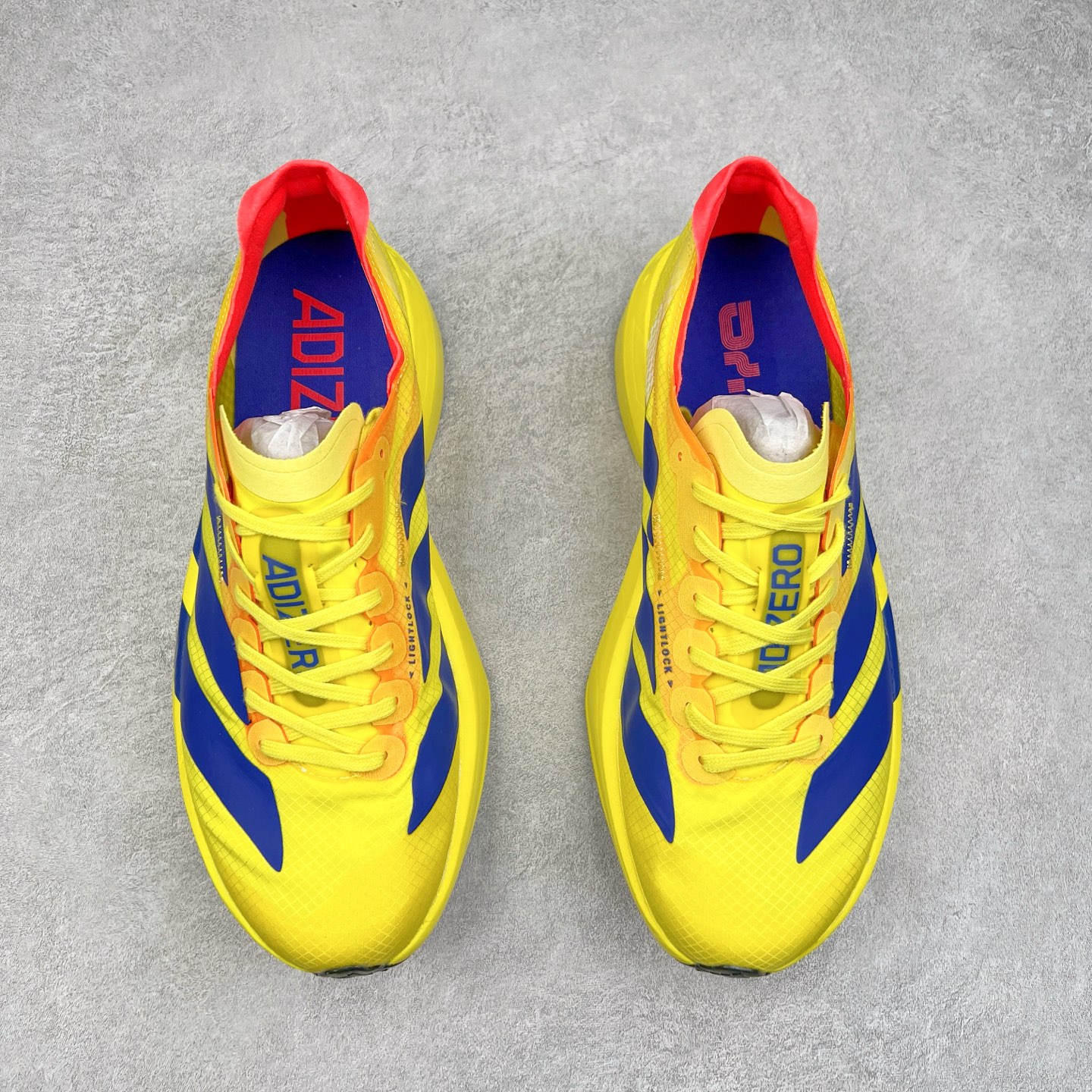 图片[2]-AD Adizero Adios Pro 4 马拉松竞速专业跑鞋 JR6364 CELERMESH针织网面非常轻薄 纤维间的缝隙很大 可以保证跑步时的透气、排汗效果 鞋舌直接与两侧的内衬和鞋底连接在一起 在跑步过程中不会被鞋舌的左右移动所困扰 在标准鞋带孔的基础上再拓宽一组鞋带孔 适合不同脚型的需求 突破性 EnergyRods 技术，有助于跑者实现更好的成绩 中底独特的LIGHTSTRIKE PRO泡棉材质 微弹感觉在跑步过程中给予了良好的支撑体验 对于顶级精英和高水平进阶跑者来说 ADIOS PRO是一双值得信赖的竞速比赛用鞋 尺码：36 36.5 37.5 38 38.5 39 40 40.5 41 42 42.5 43 44 44.5 45-选品中心