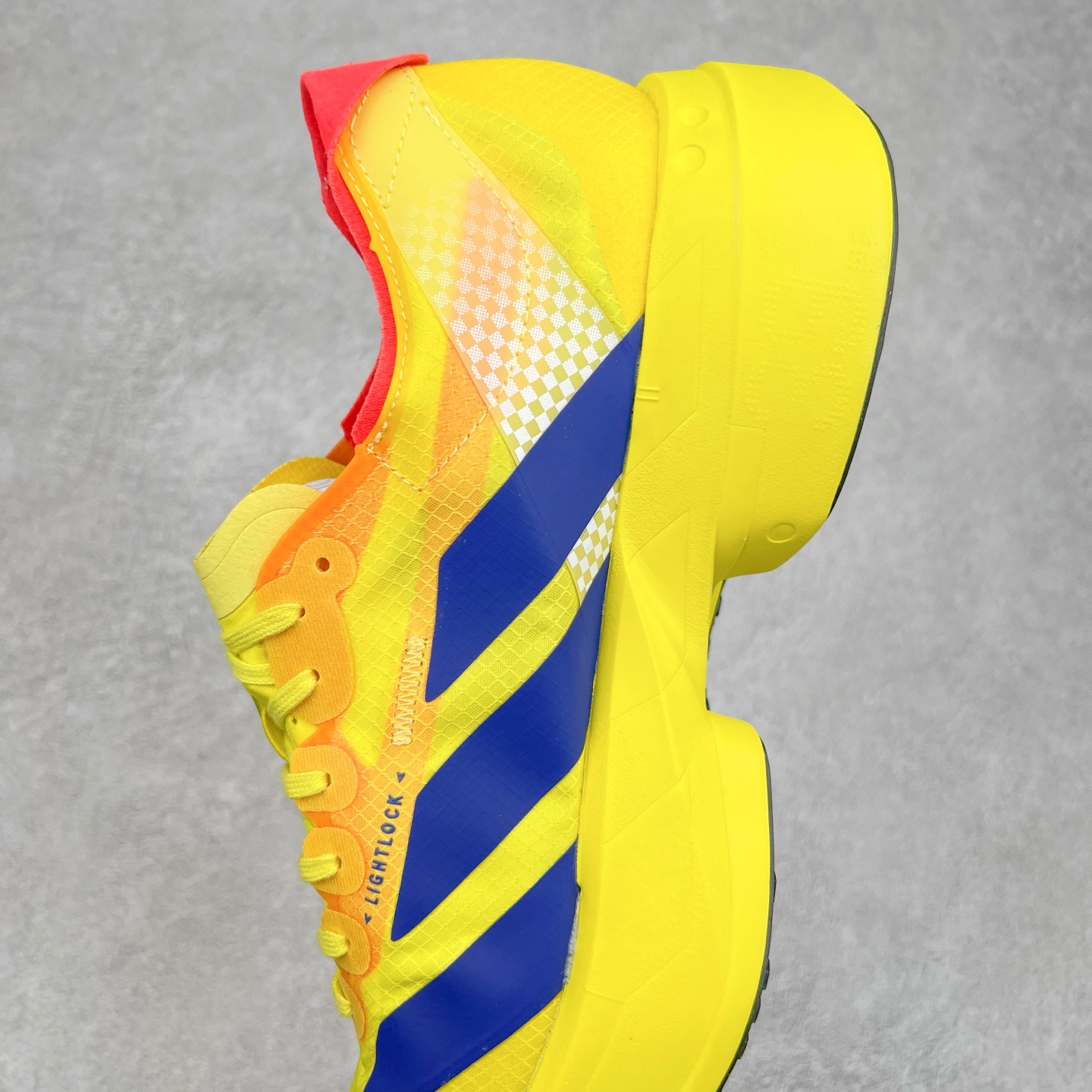 图片[7]-AD Adizero Adios Pro 4 马拉松竞速专业跑鞋 JR6364 CELERMESH针织网面非常轻薄 纤维间的缝隙很大 可以保证跑步时的透气、排汗效果 鞋舌直接与两侧的内衬和鞋底连接在一起 在跑步过程中不会被鞋舌的左右移动所困扰 在标准鞋带孔的基础上再拓宽一组鞋带孔 适合不同脚型的需求 突破性 EnergyRods 技术，有助于跑者实现更好的成绩 中底独特的LIGHTSTRIKE PRO泡棉材质 微弹感觉在跑步过程中给予了良好的支撑体验 对于顶级精英和高水平进阶跑者来说 ADIOS PRO是一双值得信赖的竞速比赛用鞋 尺码：36 36.5 37.5 38 38.5 39 40 40.5 41 42 42.5 43 44 44.5 45-选品中心