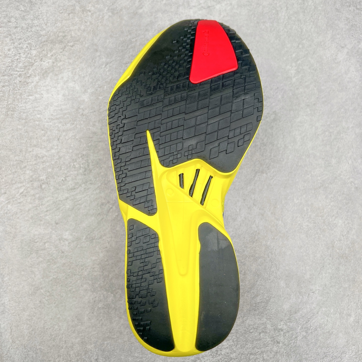 图片[9]-AD Adizero Adios Pro 4 马拉松竞速专业跑鞋 JR6364 CELERMESH针织网面非常轻薄 纤维间的缝隙很大 可以保证跑步时的透气、排汗效果 鞋舌直接与两侧的内衬和鞋底连接在一起 在跑步过程中不会被鞋舌的左右移动所困扰 在标准鞋带孔的基础上再拓宽一组鞋带孔 适合不同脚型的需求 突破性 EnergyRods 技术，有助于跑者实现更好的成绩 中底独特的LIGHTSTRIKE PRO泡棉材质 微弹感觉在跑步过程中给予了良好的支撑体验 对于顶级精英和高水平进阶跑者来说 ADIOS PRO是一双值得信赖的竞速比赛用鞋 尺码：36 36.5 37.5 38 38.5 39 40 40.5 41 42 42.5 43 44 44.5 45-选品中心