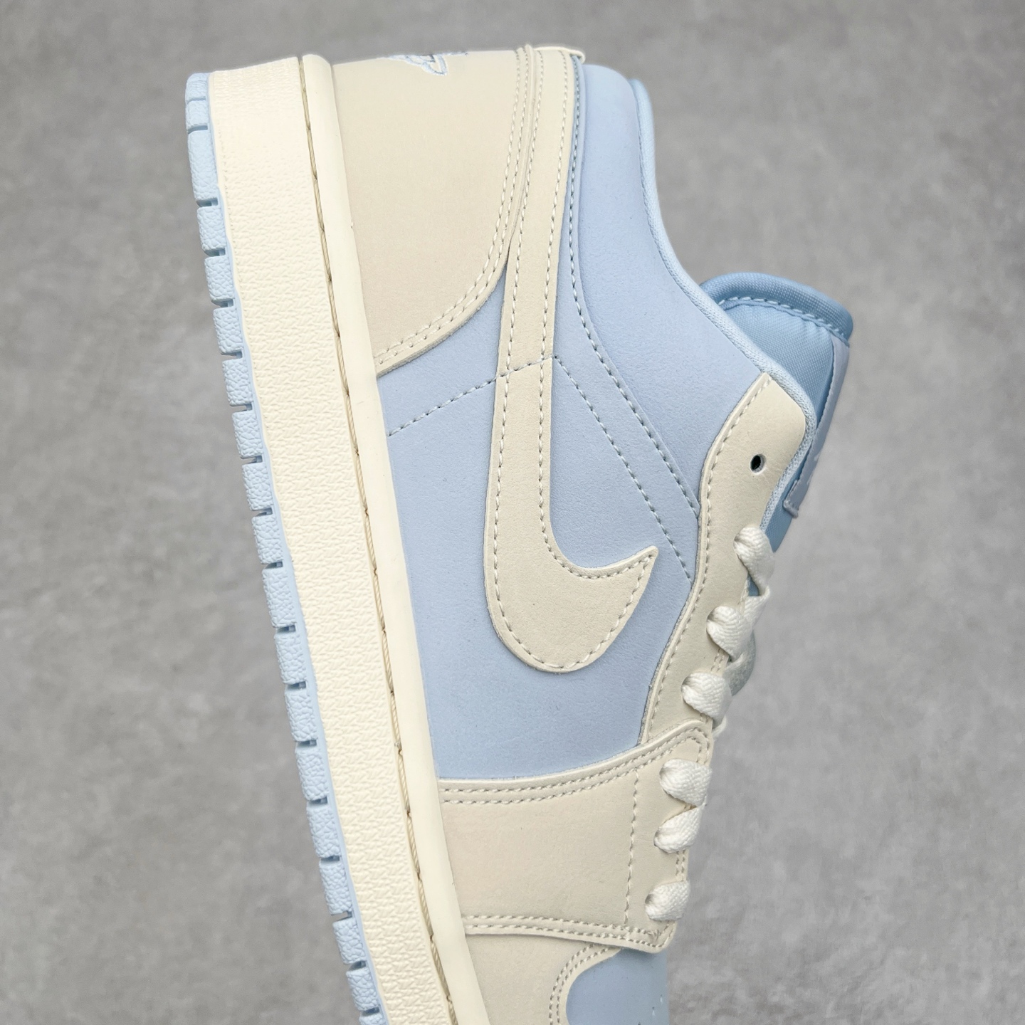 图片[6]-＃K版 Air Jordan AJ1 Low 低帮 浅蓝 IB4003-407 全新流水线出品 DT版本唯一平替选择 市场第二梯队最强版 全部原鞋开发 原楦原纸板开发 全鞋电脑针车 原厂内置全掌气垫 原盒内在原标 唯一Zp原版鞋带绑法 免检产品 全新2022版型 全头层皮料 完美零毛边处理 原厂配置全掌气垫 价格定位良心 几十个配色陆续出货 实拍调校N版已经零色差零失真 百分百还原实物色彩所见即所得 不存在货不对板色差等低级问题 选购参考实物拍摄 不混卖不参货 只用心做好货严格选品 承诺混一赔十 尺码：36 36.5 37.5 38 38.5 39 40 40.5 41 42 42.5 43 44 44.5 45-选品中心