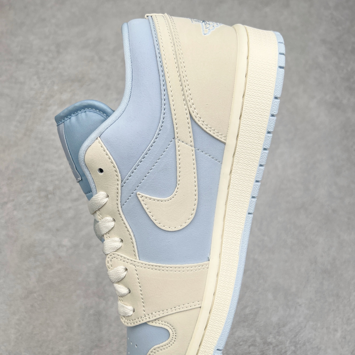 图片[7]-＃K版 Air Jordan AJ1 Low 低帮 浅蓝 IB4003-407 全新流水线出品 DT版本唯一平替选择 市场第二梯队最强版 全部原鞋开发 原楦原纸板开发 全鞋电脑针车 原厂内置全掌气垫 原盒内在原标 唯一Zp原版鞋带绑法 免检产品 全新2022版型 全头层皮料 完美零毛边处理 原厂配置全掌气垫 价格定位良心 几十个配色陆续出货 实拍调校N版已经零色差零失真 百分百还原实物色彩所见即所得 不存在货不对板色差等低级问题 选购参考实物拍摄 不混卖不参货 只用心做好货严格选品 承诺混一赔十 尺码：36 36.5 37.5 38 38.5 39 40 40.5 41 42 42.5 43 44 44.5 45-选品中心