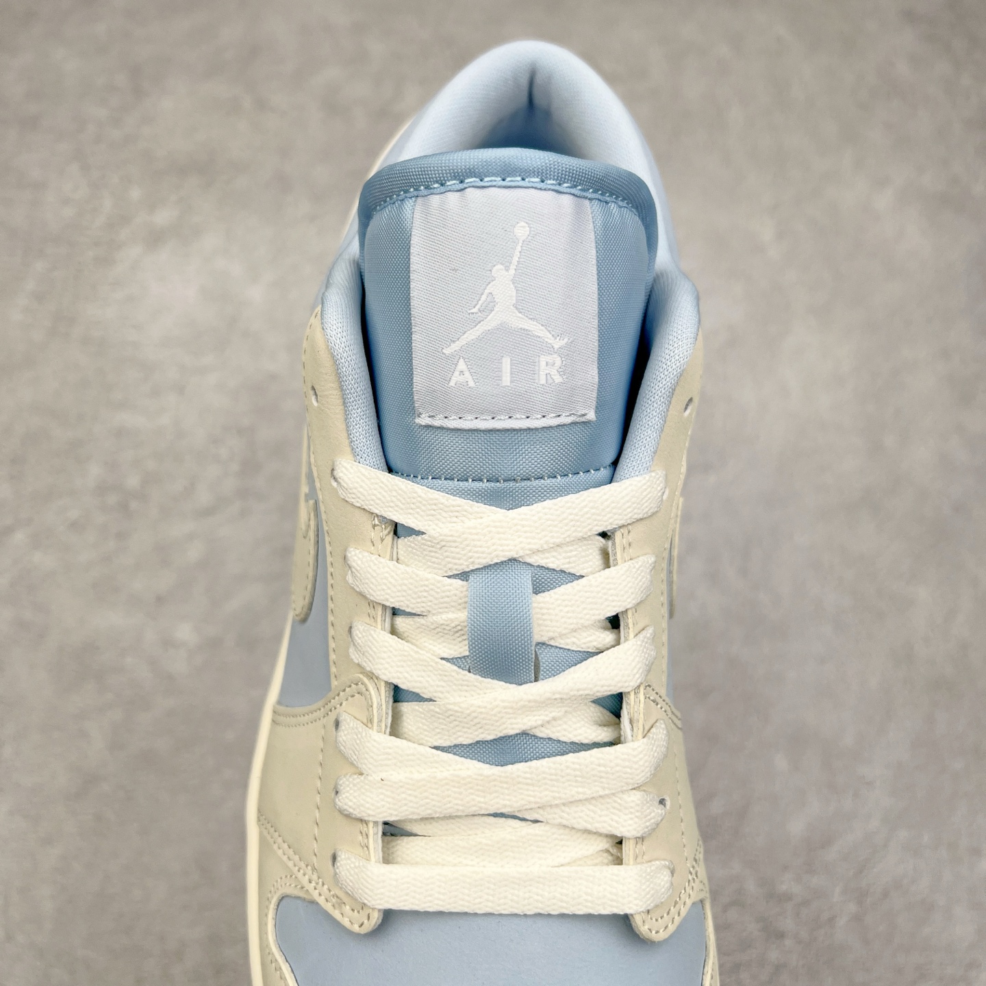 图片[5]-＃K版 Air Jordan AJ1 Low 低帮 浅蓝 IB4003-407 全新流水线出品 DT版本唯一平替选择 市场第二梯队最强版 全部原鞋开发 原楦原纸板开发 全鞋电脑针车 原厂内置全掌气垫 原盒内在原标 唯一Zp原版鞋带绑法 免检产品 全新2022版型 全头层皮料 完美零毛边处理 原厂配置全掌气垫 价格定位良心 几十个配色陆续出货 实拍调校N版已经零色差零失真 百分百还原实物色彩所见即所得 不存在货不对板色差等低级问题 选购参考实物拍摄 不混卖不参货 只用心做好货严格选品 承诺混一赔十 尺码：36 36.5 37.5 38 38.5 39 40 40.5 41 42 42.5 43 44 44.5 45-选品中心