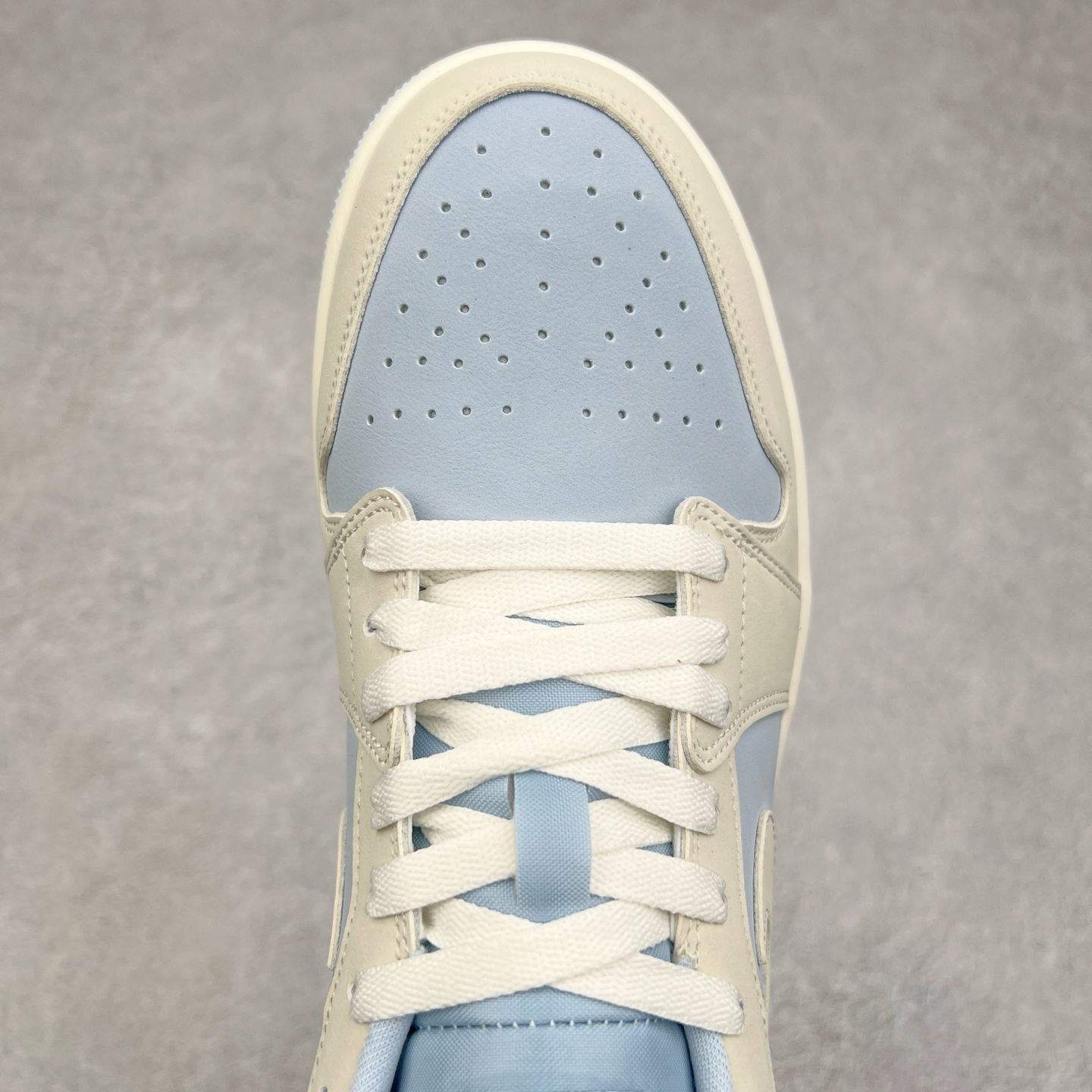 图片[4]-＃K版 Air Jordan AJ1 Low 低帮 浅蓝 IB4003-407 全新流水线出品 DT版本唯一平替选择 市场第二梯队最强版 全部原鞋开发 原楦原纸板开发 全鞋电脑针车 原厂内置全掌气垫 原盒内在原标 唯一Zp原版鞋带绑法 免检产品 全新2022版型 全头层皮料 完美零毛边处理 原厂配置全掌气垫 价格定位良心 几十个配色陆续出货 实拍调校N版已经零色差零失真 百分百还原实物色彩所见即所得 不存在货不对板色差等低级问题 选购参考实物拍摄 不混卖不参货 只用心做好货严格选品 承诺混一赔十 尺码：36 36.5 37.5 38 38.5 39 40 40.5 41 42 42.5 43 44 44.5 45-选品中心