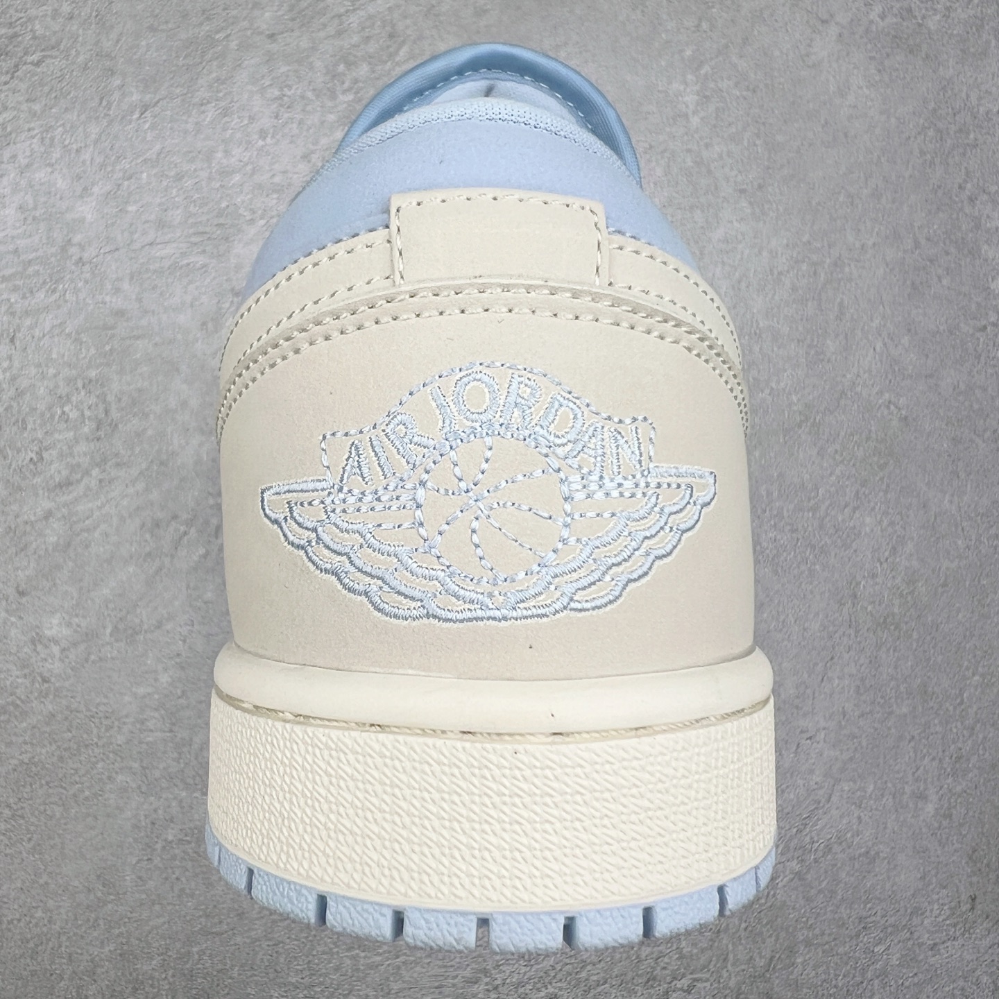 图片[8]-＃K版 Air Jordan AJ1 Low 低帮 浅蓝 IB4003-407 全新流水线出品 DT版本唯一平替选择 市场第二梯队最强版 全部原鞋开发 原楦原纸板开发 全鞋电脑针车 原厂内置全掌气垫 原盒内在原标 唯一Zp原版鞋带绑法 免检产品 全新2022版型 全头层皮料 完美零毛边处理 原厂配置全掌气垫 价格定位良心 几十个配色陆续出货 实拍调校N版已经零色差零失真 百分百还原实物色彩所见即所得 不存在货不对板色差等低级问题 选购参考实物拍摄 不混卖不参货 只用心做好货严格选品 承诺混一赔十 尺码：36 36.5 37.5 38 38.5 39 40 40.5 41 42 42.5 43 44 44.5 45-选品中心