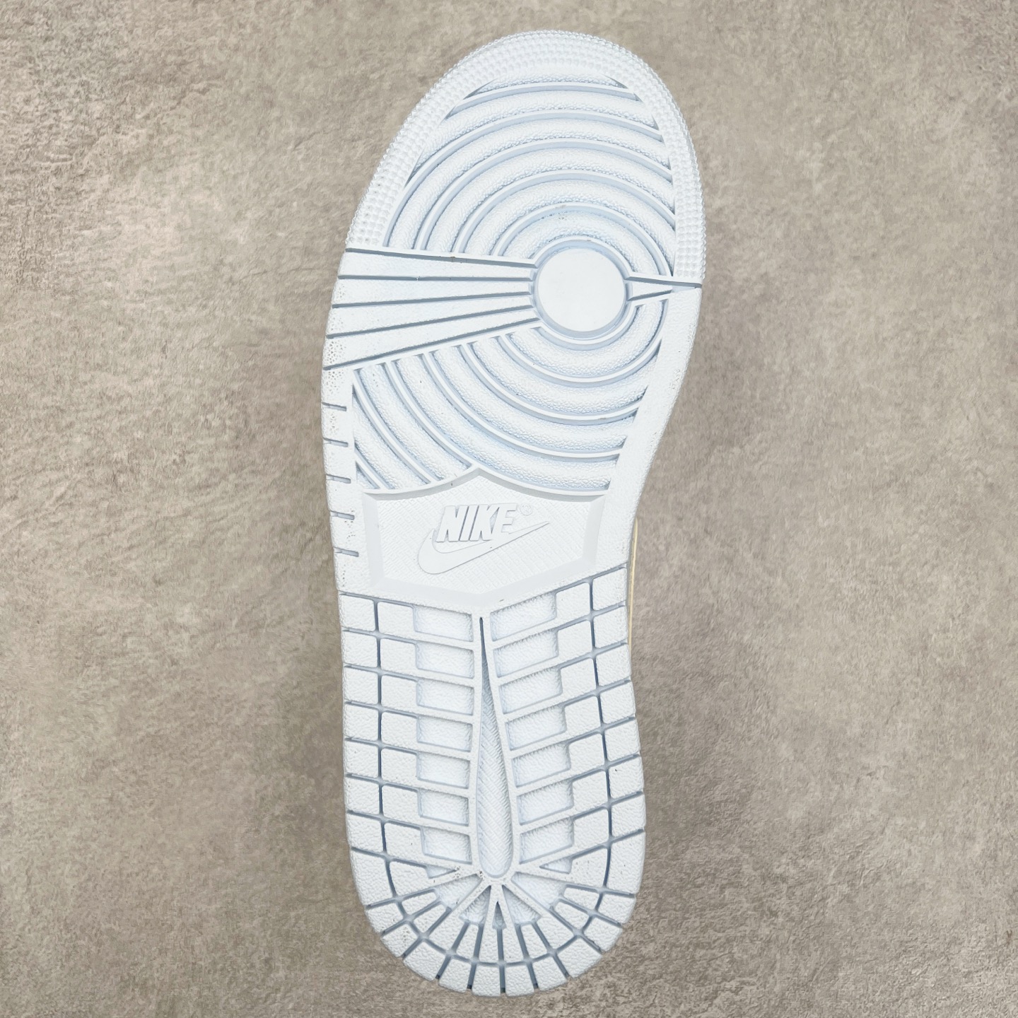 图片[9]-＃K版 Air Jordan AJ1 Low 低帮 浅蓝 IB4003-407 全新流水线出品 DT版本唯一平替选择 市场第二梯队最强版 全部原鞋开发 原楦原纸板开发 全鞋电脑针车 原厂内置全掌气垫 原盒内在原标 唯一Zp原版鞋带绑法 免检产品 全新2022版型 全头层皮料 完美零毛边处理 原厂配置全掌气垫 价格定位良心 几十个配色陆续出货 实拍调校N版已经零色差零失真 百分百还原实物色彩所见即所得 不存在货不对板色差等低级问题 选购参考实物拍摄 不混卖不参货 只用心做好货严格选品 承诺混一赔十 尺码：36 36.5 37.5 38 38.5 39 40 40.5 41 42 42.5 43 44 44.5 45-选品中心