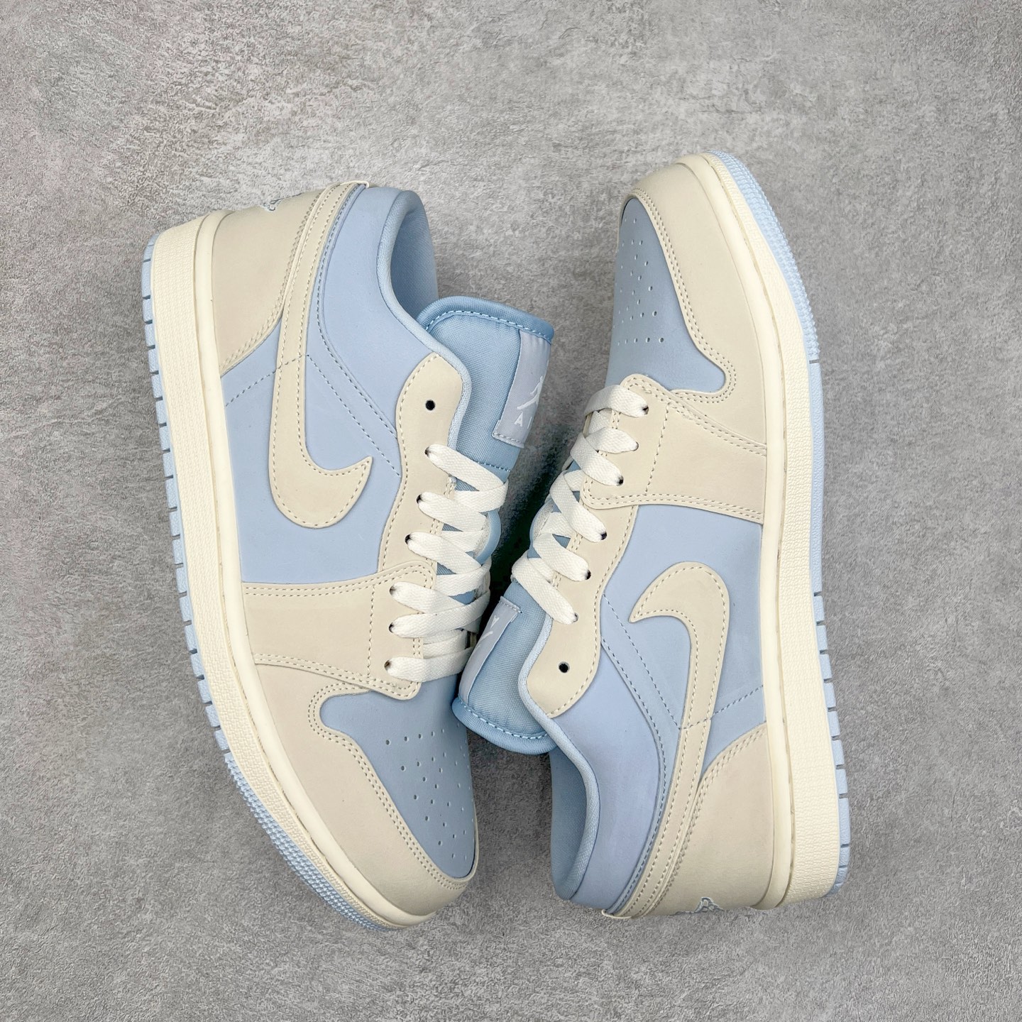 图片[3]-＃K版 Air Jordan AJ1 Low 低帮 浅蓝 IB4003-407 全新流水线出品 DT版本唯一平替选择 市场第二梯队最强版 全部原鞋开发 原楦原纸板开发 全鞋电脑针车 原厂内置全掌气垫 原盒内在原标 唯一Zp原版鞋带绑法 免检产品 全新2022版型 全头层皮料 完美零毛边处理 原厂配置全掌气垫 价格定位良心 几十个配色陆续出货 实拍调校N版已经零色差零失真 百分百还原实物色彩所见即所得 不存在货不对板色差等低级问题 选购参考实物拍摄 不混卖不参货 只用心做好货严格选品 承诺混一赔十 尺码：36 36.5 37.5 38 38.5 39 40 40.5 41 42 42.5 43 44 44.5 45-选品中心
