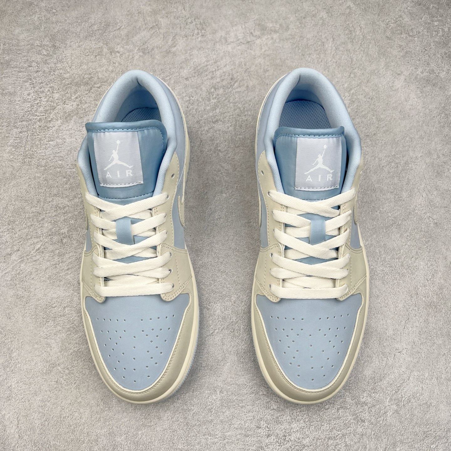 图片[2]-＃K版 Air Jordan AJ1 Low 低帮 浅蓝 IB4003-407 全新流水线出品 DT版本唯一平替选择 市场第二梯队最强版 全部原鞋开发 原楦原纸板开发 全鞋电脑针车 原厂内置全掌气垫 原盒内在原标 唯一Zp原版鞋带绑法 免检产品 全新2022版型 全头层皮料 完美零毛边处理 原厂配置全掌气垫 价格定位良心 几十个配色陆续出货 实拍调校N版已经零色差零失真 百分百还原实物色彩所见即所得 不存在货不对板色差等低级问题 选购参考实物拍摄 不混卖不参货 只用心做好货严格选品 承诺混一赔十 尺码：36 36.5 37.5 38 38.5 39 40 40.5 41 42 42.5 43 44 44.5 45-选品中心