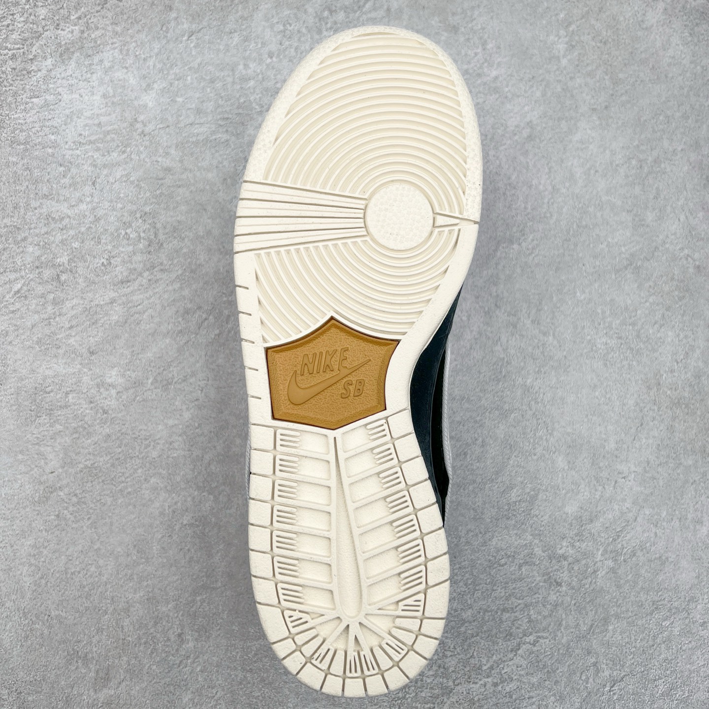 图片[9]-＃F版 NK SB Dunk Low FN5880-001 性价比王者 极限压缩利润空间 超乎所想的高性价比 用料绝不含糊 原盒原配 正确耐磨橡胶大底 超高清洁度 全鞋零毛边皮料切割 全套原楦原模倾力打造完美版型 尺码：36 36.5 37.5 38 38.5 39 40 40.5 41 42 42.5 43 44 44.5 45 46 47.5-选品中心